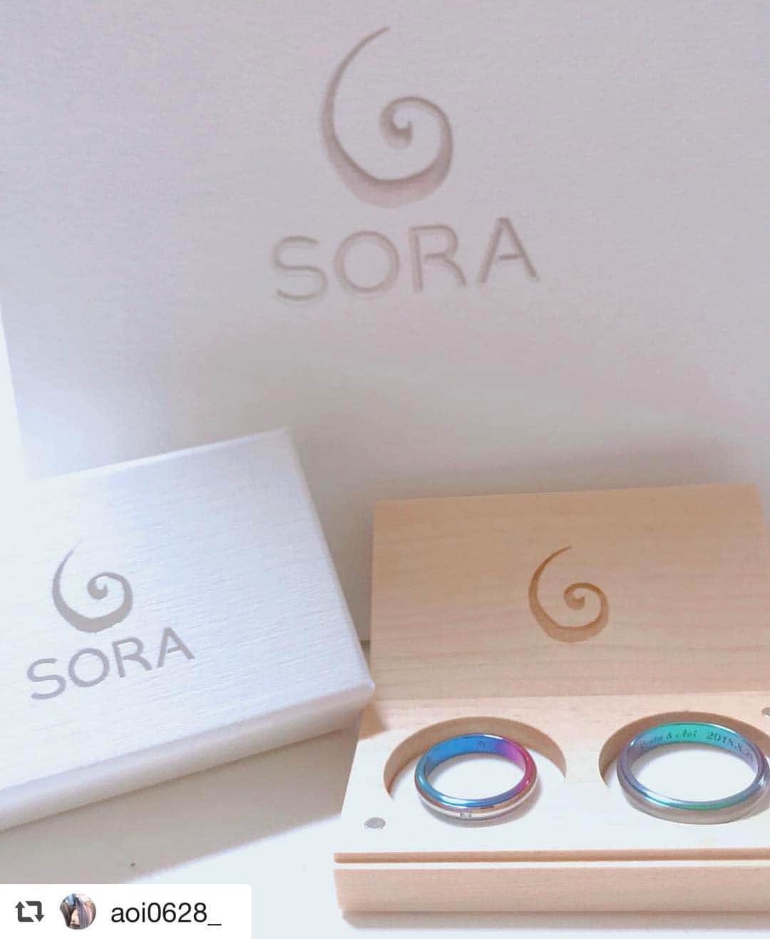 SORA ≪SORA表参道の公式アカウント≫のインスタグラム：「. @sora_omotesando をフォローして、ぜひ『 #結婚指輪sora 』のハッシュタグを入れてお写真を投稿してください＊* . こちらのお写真は @aoi0628_ さまからリグラムさせていただきます♪ . ･:*+.･:*+.･:*+.･:*+.･:*+.･:*･: やっと届いた、、、 ２人らしくてお気に入り🥰 . 結婚式の準備がんばるぞ ！！ ･:*+.･:*+.･:*+.･:*+.･:*+.･:*･: . #結婚指輪 #婚約指輪 #表参道 #金属アレルギー #金属アレルギー対応 #レアメタル #鍛造  #手作り #手作り指輪 #マリッジリング #エンゲージリング #ブライダル #ウェディング #プレ花嫁 #クリエィティブ #デザイン #個性的 #bridal #wedding #jewelry #ring #weddingring #creative #design #japaneseart #madeinjapan  #サムシングブルー」