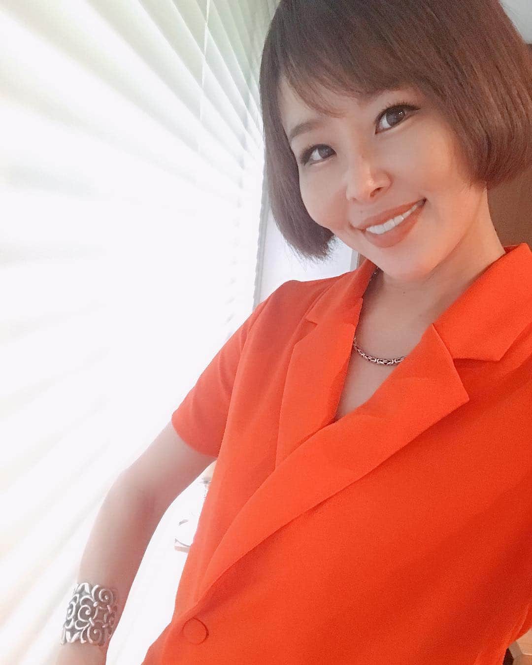 のインスタグラム：「頑張ってるご褒美の夜🌉🧡🌉🧡 自分だけの時間を作りなさい。って 言ってくれるの、本当に嬉しい。有難い。 今の好きな色を着て…🧡 明日の夕方まで、ご褒美の時間過ごしてきます。」