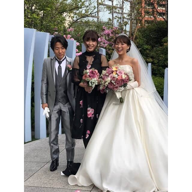 三島ゆかりさんのインスタグラム写真 - (三島ゆかりInstagram)「ゴールデンウィーク前半は東京へ、弓束の結婚式へ出席してきました💒✨ 弓束とはプラチナムに入ってわりとすぐ仕事が一緒になり、同い年やし大阪と滋賀で関西同士ということですぐに仲良くなりました💖 美脚戦隊スレンダーDXとして、一緒にライブしたりテレビ出たりして、私が大阪へ帰る時も、事務所の仲良かった子たちに声かけて送別会を開いてくれたのも弓束でした🍻 そんな弓束が結婚👰💍🤵 幸せいっぱいでとっても綺麗でした😍 #六本木グランドハイアット #結婚式 #林弓束 #おめでとう #プラチナムプロダクション #同い年 #大阪 #滋賀 #関西 #美脚戦隊スレンダーdx #predia #ウェディングドレス #めちゃくちゃ綺麗 #旦那様の顔 #解禁 #三島ゆかり #私も早く嫁に行きたい #幸せのおすそ分けいただいた #ありがとう平成 #令和もよろしくお願います #followme」5月4日 17時13分 - apple340