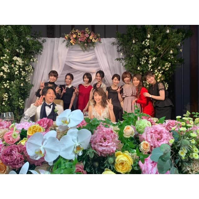 三島ゆかりさんのインスタグラム写真 - (三島ゆかりInstagram)「ゴールデンウィーク前半は東京へ、弓束の結婚式へ出席してきました💒✨ 弓束とはプラチナムに入ってわりとすぐ仕事が一緒になり、同い年やし大阪と滋賀で関西同士ということですぐに仲良くなりました💖 美脚戦隊スレンダーDXとして、一緒にライブしたりテレビ出たりして、私が大阪へ帰る時も、事務所の仲良かった子たちに声かけて送別会を開いてくれたのも弓束でした🍻 そんな弓束が結婚👰💍🤵 幸せいっぱいでとっても綺麗でした😍 #六本木グランドハイアット #結婚式 #林弓束 #おめでとう #プラチナムプロダクション #同い年 #大阪 #滋賀 #関西 #美脚戦隊スレンダーdx #predia #ウェディングドレス #めちゃくちゃ綺麗 #旦那様の顔 #解禁 #三島ゆかり #私も早く嫁に行きたい #幸せのおすそ分けいただいた #ありがとう平成 #令和もよろしくお願います #followme」5月4日 17時13分 - apple340