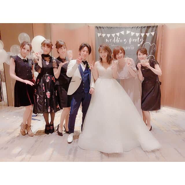 三島ゆかりさんのインスタグラム写真 - (三島ゆかりInstagram)「ゴールデンウィーク前半は東京へ、弓束の結婚式へ出席してきました💒✨ 弓束とはプラチナムに入ってわりとすぐ仕事が一緒になり、同い年やし大阪と滋賀で関西同士ということですぐに仲良くなりました💖 美脚戦隊スレンダーDXとして、一緒にライブしたりテレビ出たりして、私が大阪へ帰る時も、事務所の仲良かった子たちに声かけて送別会を開いてくれたのも弓束でした🍻 そんな弓束が結婚👰💍🤵 幸せいっぱいでとっても綺麗でした😍 #六本木グランドハイアット #結婚式 #林弓束 #おめでとう #プラチナムプロダクション #同い年 #大阪 #滋賀 #関西 #美脚戦隊スレンダーdx #predia #ウェディングドレス #めちゃくちゃ綺麗 #旦那様の顔 #解禁 #三島ゆかり #私も早く嫁に行きたい #幸せのおすそ分けいただいた #ありがとう平成 #令和もよろしくお願います #followme」5月4日 17時13分 - apple340