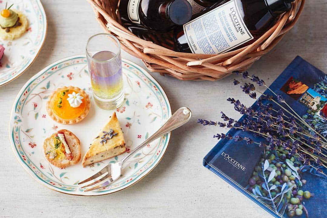 L'OCCITANE en Provenceさんのインスタグラム写真 - (L'OCCITANE en ProvenceInstagram)「イベントのお知らせ📣 ホテル椿山荘東京にて、﻿ハーバリウム作りやアフタヌーンティーを楽しめる特別イベントを開催✨﻿ ﻿ "リラクゼーション"をテーマに、﻿ ホテル椿山荘東京とロクシタンが届ける﻿ この季節限定のアフタヌーンティープラン🌿﻿ ﻿ 提供開始の6月1日に先駆けて、１日限定﻿ コラボレーション記念イベントを開催します💐﻿ ﻿ 満席になり次第、予約終了ですので﻿ ぜひお早めにお申し込みください🙌﻿ ﻿ ﻿ 🗓日時 ﻿ ﻿ 2019年5月30日（木）﻿ 第1部：11:30〜、第2部：15:30〜﻿ いずれも2時間制、30分前から受付開始。﻿ ﻿ 🎊プログラム﻿ ﻿ リラクシングをテーマに、﻿ 飾って癒される「ハーバリウム作り体験」と、﻿ 6月1日に先駆けてひと足早く﻿ アフタヌーンティーをお楽しみいただけます。﻿ ﻿ 🎪料金﻿ ﻿ お一人様 6,800円、お土産付き﻿ ﻿ ☎️ご予約・お問い合わせ﻿ ﻿ 03-3943-1140 (9:00~20:00)﻿ ※5/23木迄にご予約ください。﻿ ﻿ #ロクシタン #ハーバリウム #椿山荘 #アフタヌーンティー #リラクゼーション #リラックス #女子旅 #ティータイム #お茶会 #女子旅 #女子会 #ホテル女子会 #ティーパーティー #ホテル椿山荘東京 #ビューティー #インスタ映え #ケーキプレート #タルト #ご褒美コスメ #夏スイーツ #甘いもの大好き #女子力 #女子力向上 #インスタ探検隊 #甘党 #LOccitane #afternoontea﻿ ﻿」5月4日 17時13分 - loccitane_jp