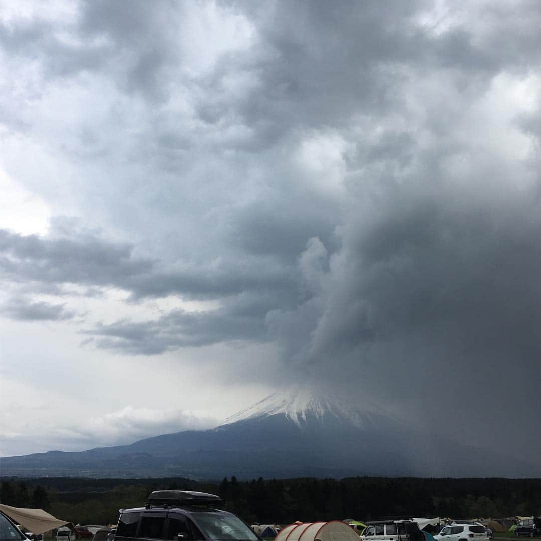 いぶそらさんのインスタグラム写真 - (いぶそらInstagram)「#こんにちは #ふもとっぱら  #キャンプ来たよ🏕 #富士山 #fuji ※ 山の方⁉️のお天気って、変わりやすい😭テント設営してた時は、晴れていて暑かったのに、今は一転して雷雨☔️⚡️🌀寒い😵私は、カイロ貼りまくりです💦 🐶いぶきは、寝てます😴😙💕」5月4日 17時24分 - ku_ibusora