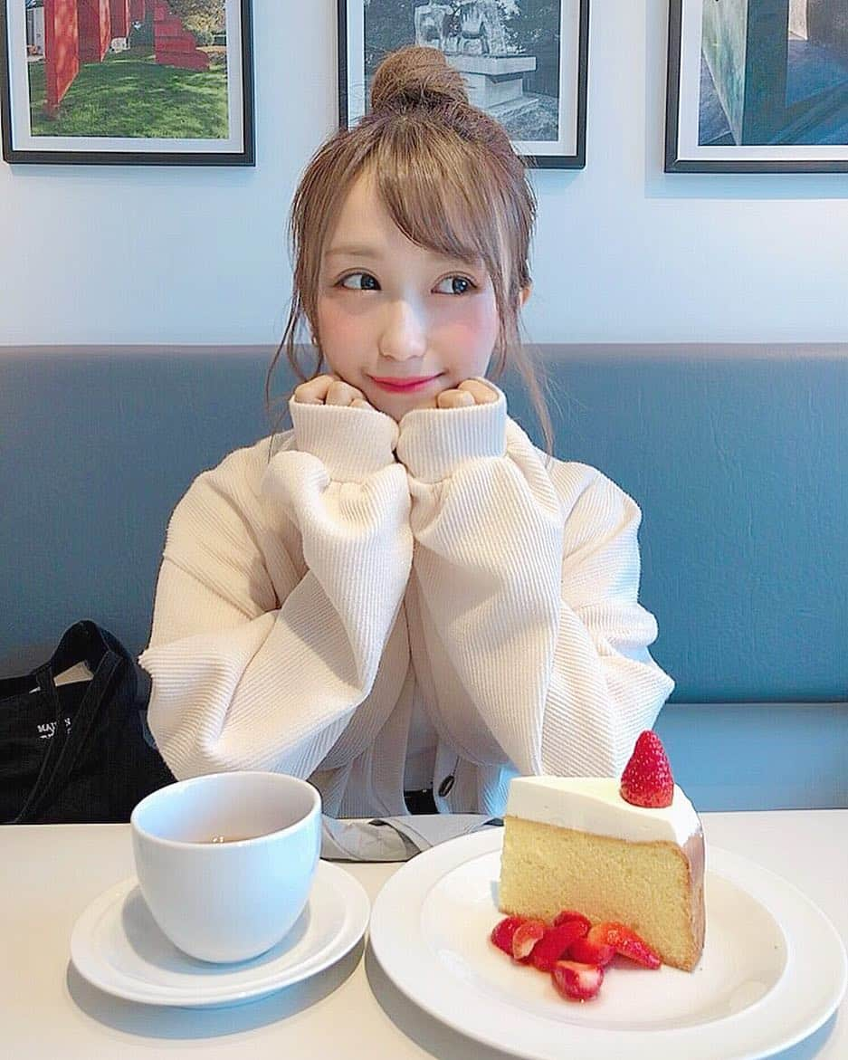 伊藤愛真さんのインスタグラム写真 - (伊藤愛真Instagram)「. にこにこーっ☺︎🍰 . 吉祥寺行ってきたよお」5月4日 17時24分 - __emagram