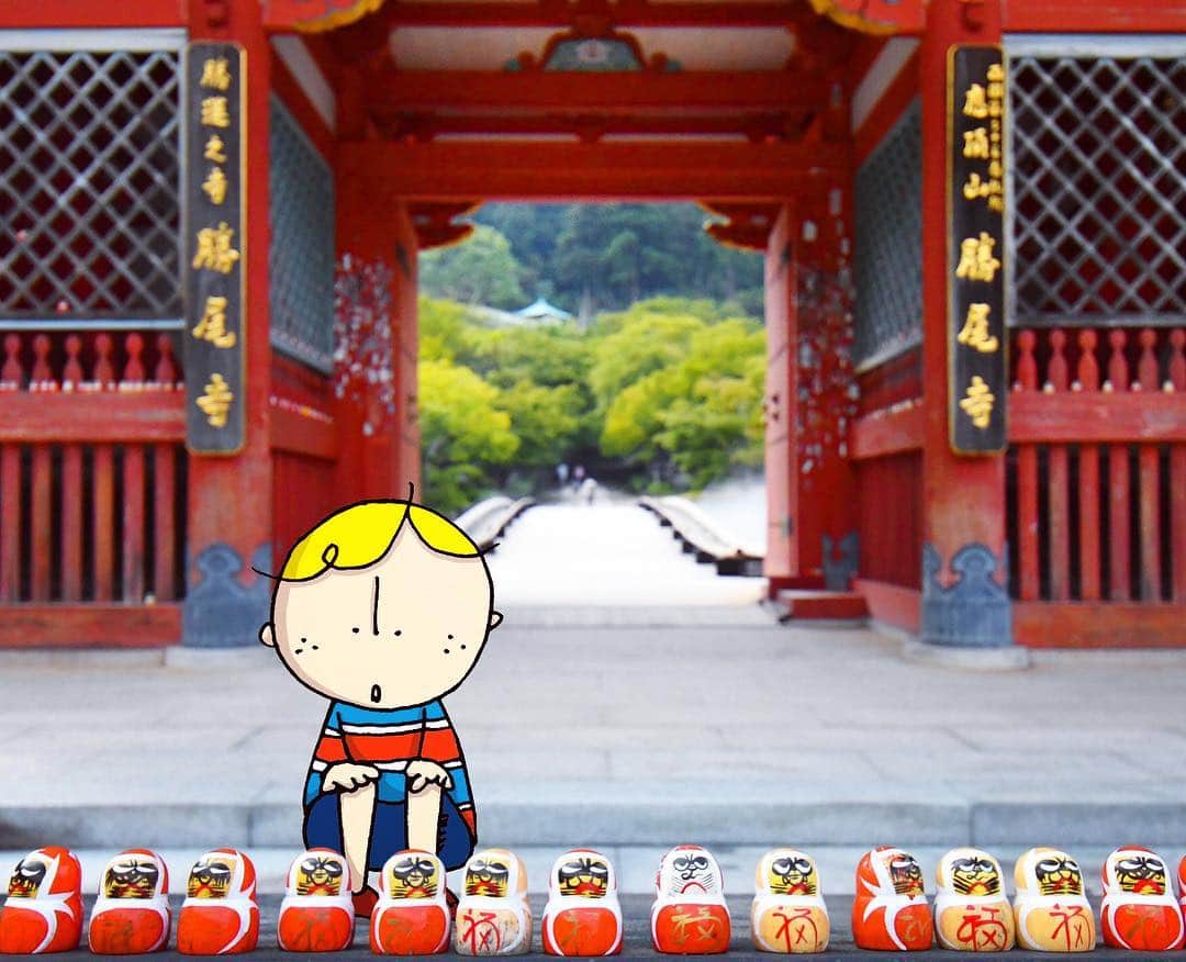 のインスタグラム：「Katsuoji really is beautiful! It's surrounded in greenery and those cute little daruma are hiding everywhere😍 . Coolなだるまがお出迎え。 お寺の中にはあちこちにいるで！ . #katsuoji #osakatemple #勝尾寺 #withOsakaBob #OSAKA #maido」