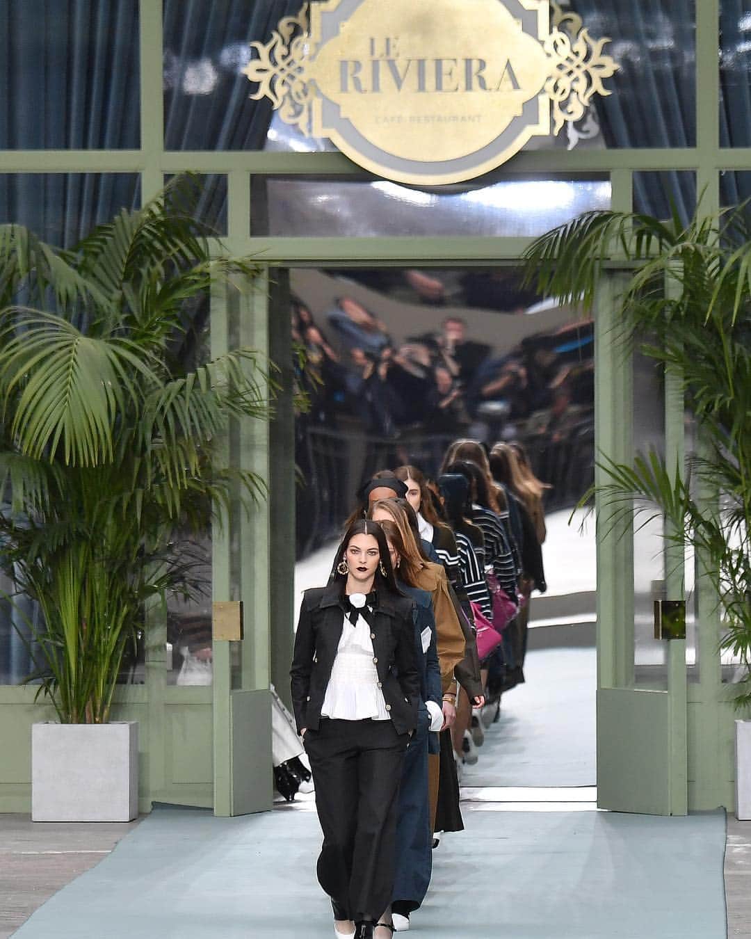 ELLE Polandさんのインスタグラム写真 - (ELLE PolandInstagram)「Jak wygląda Chanel bez Karla Lagerfelda? Na elle.pl znajdziecie już zdjęcia i recenzję pierwszej kolekcji Virginie Viard dla francuskiego domu mody #new #chanel #virginieviard #fashion #show #paris #cruise2020 #resort #2020」5月4日 17時33分 - ellepolska