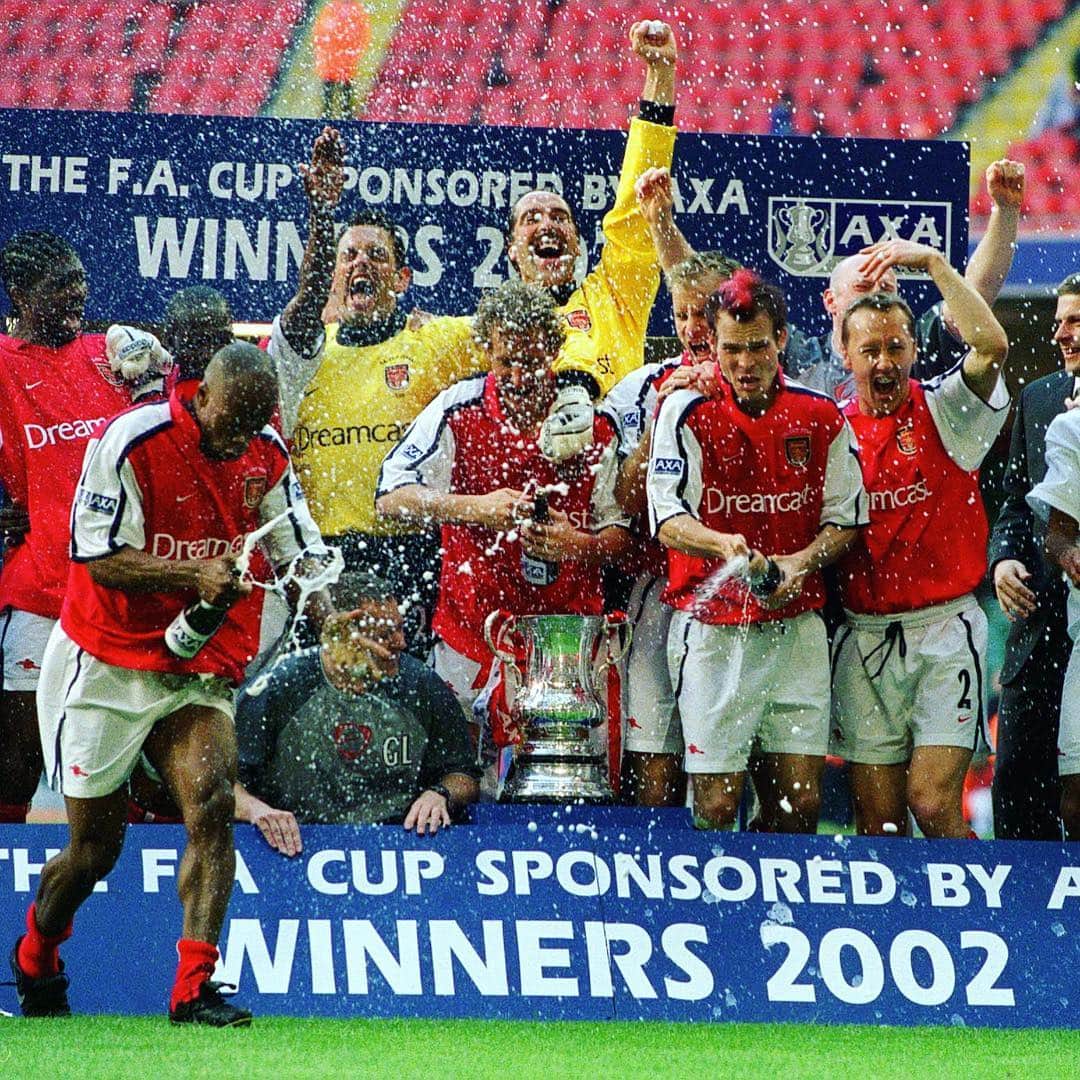アーセナルFCさんのインスタグラム写真 - (アーセナルFCInstagram)「What a day in the Cardiff sunshine! We beat Chelsea 2-0 #onthisday in the 2002 FA Cup final 🏆」5月4日 17時35分 - arsenal