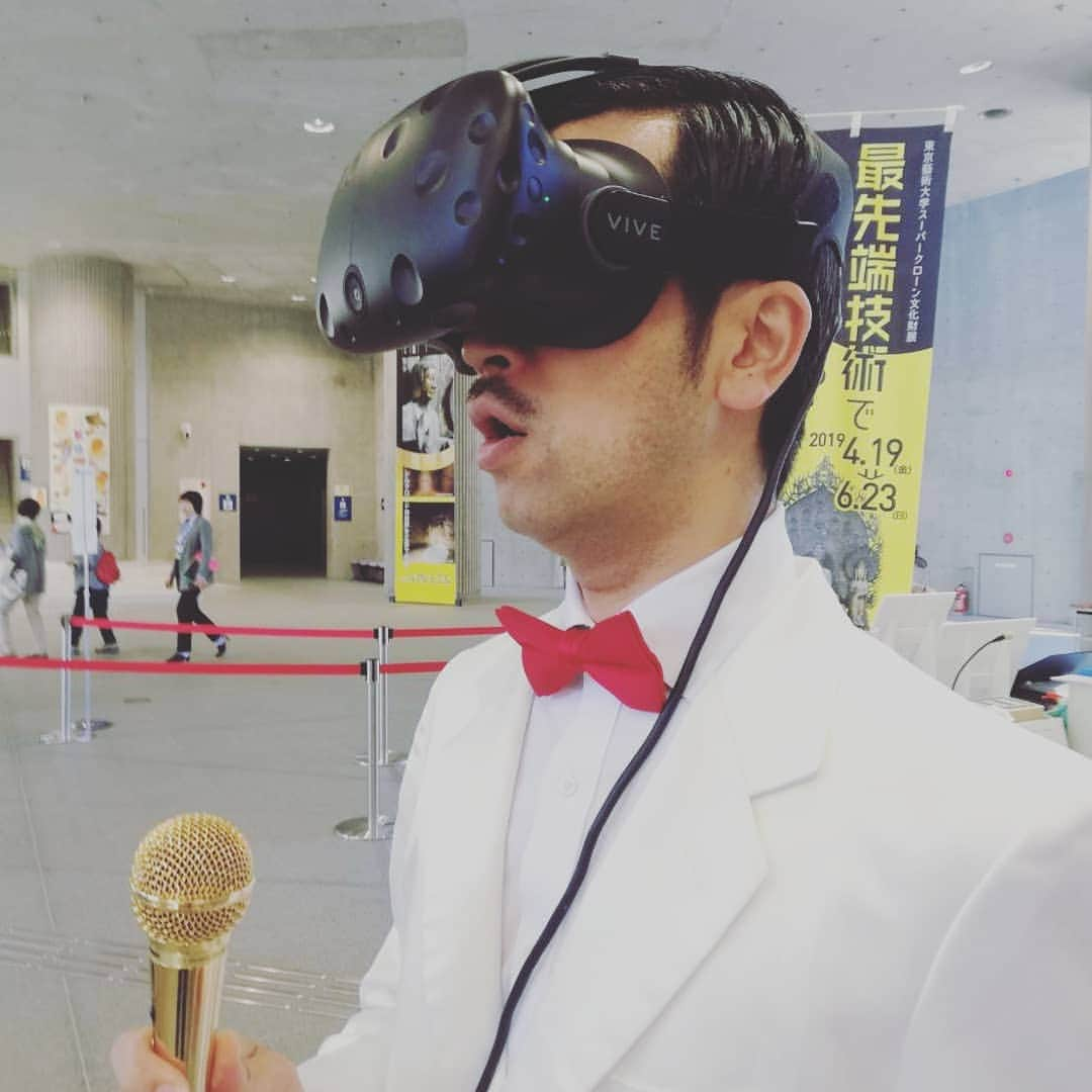 ムーディ勝山さんのインスタグラム写真 - (ムーディ勝山Instagram)「バーチャル客の前で熱唱。」5月4日 17時37分 - katsuyama0611