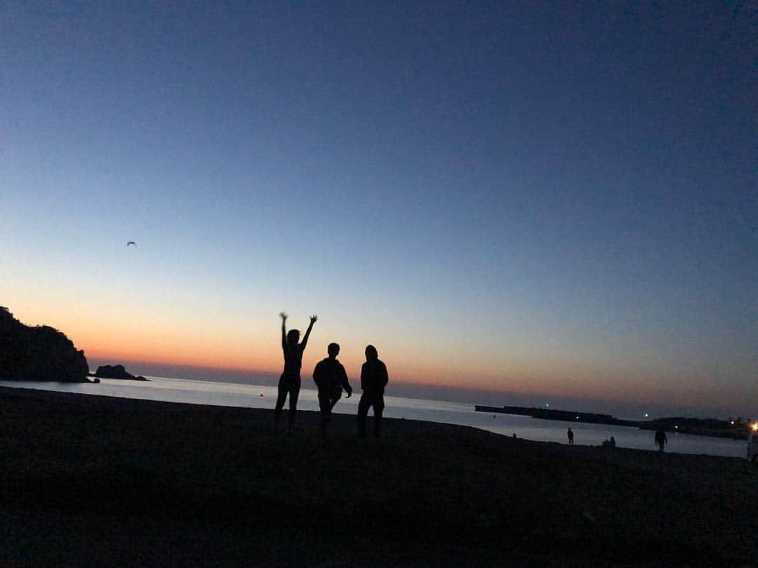 加賀其真美さんのインスタグラム写真 - (加賀其真美Instagram)「海で見る夕陽は特別に綺麗💛💙💛」5月4日 17時40分 - mami_kagasono