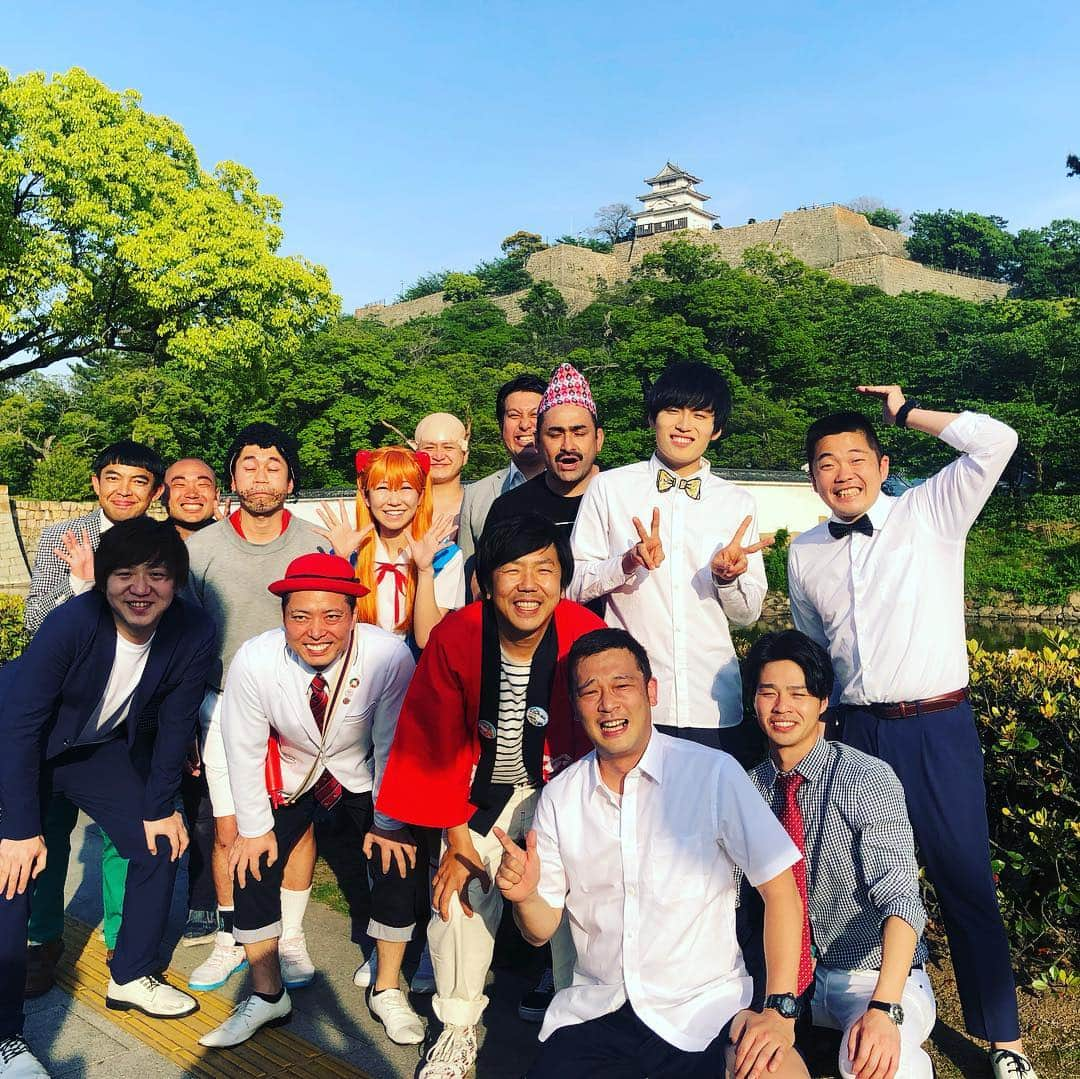 キャプテン★ザコさんのインスタグラム写真 - (キャプテン★ザコInstagram)「. 丸亀城おしろ祭り愉快なイベントでした。 ガリットチュウさんがステージ降りて暴れまくる愉快なエンタメでした。 もうお笑いの向こう側行ってましたわ⭐️⭐️⭐️ . #香川  #丸亀  #城  #丸亀城  #丸亀城桜まつり  #芸人 #祭り  #盆踊り  #バルーン  #balloon  #ガリットチュウ さん #稲垣早希 #梶剛 さん #デニス #レインボー  #丸亀じゃんご  #まるがめくん #キャベツ確認中  #大木はんすけ  #空  #よしもと」5月4日 17時40分 - captainzako