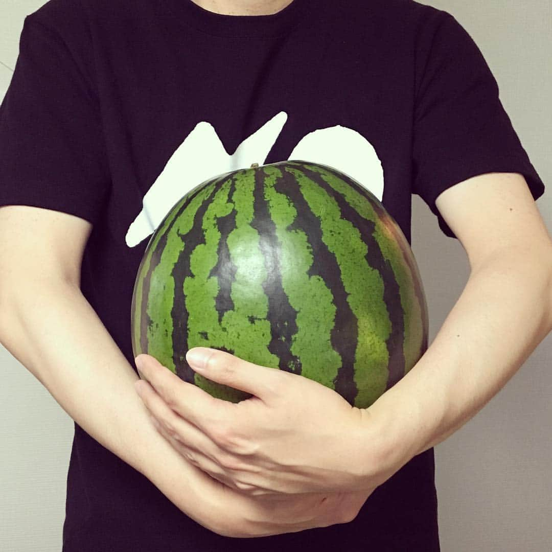 なごむさんのインスタグラム写真 - (なごむInstagram)「※ のはら農研塾さんのスイカ🍉 と ウチのスイカ🐈 そのこころは。  #どちらも水々しいでしょう #どちらも中身が詰まっているでしょう @nohara_nouken」5月4日 17時48分 - matsumotoooooo