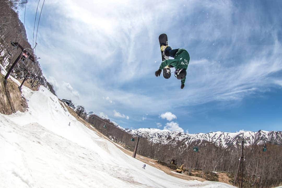 岡本圭司さんのインスタグラム写真 - (岡本圭司Instagram)「Spring jump session. So fun, so exciting🔥  #photography  #spring #snowboarding  #47parks #theparks #werideforever  #hakuba47」5月4日 17時50分 - hywod_kj