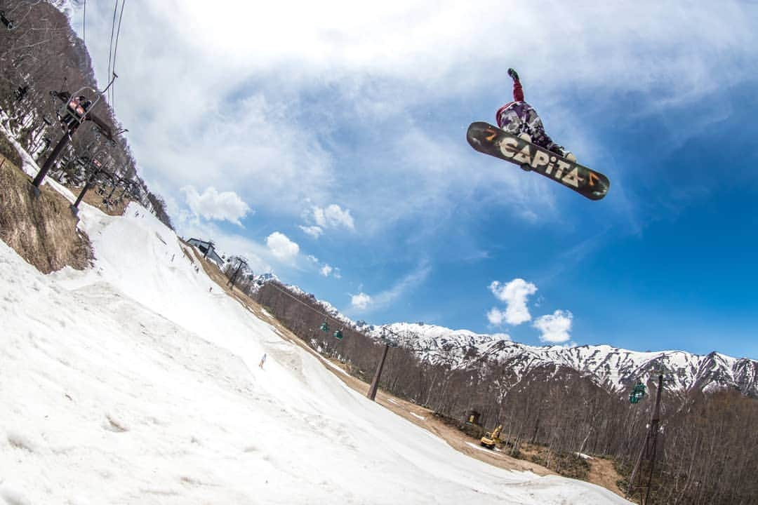 岡本圭司さんのインスタグラム写真 - (岡本圭司Instagram)「Spring jump session. So fun, so exciting🔥  #photography  #spring #snowboarding  #47parks #theparks #werideforever  #hakuba47」5月4日 17時50分 - hywod_kj