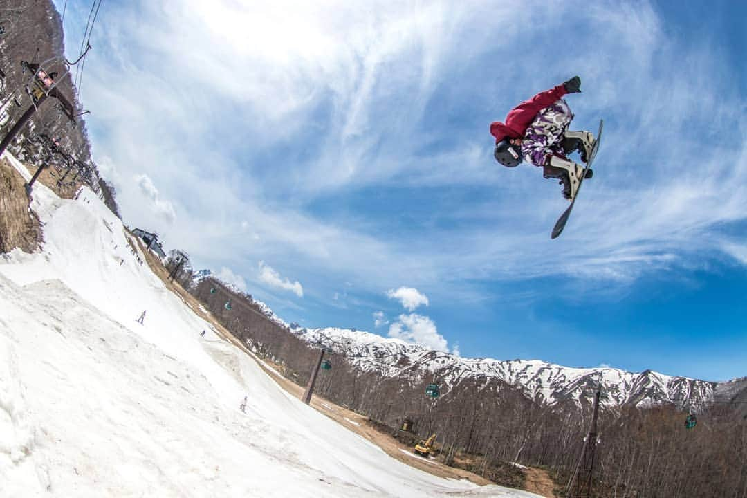 岡本圭司さんのインスタグラム写真 - (岡本圭司Instagram)「Spring jump session. So fun, so exciting🔥  #photography  #spring #snowboarding  #47parks #theparks #werideforever  #hakuba47」5月4日 17時50分 - hywod_kj