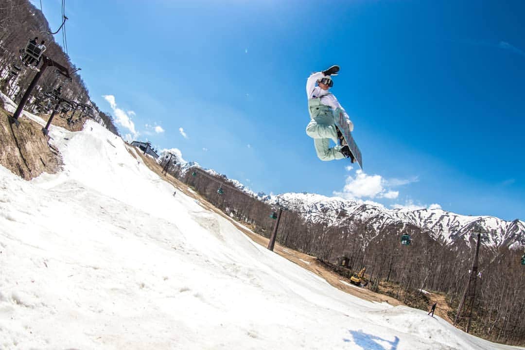 岡本圭司さんのインスタグラム写真 - (岡本圭司Instagram)「Spring jump session. So fun, so exciting🔥  #photography  #spring #snowboarding  #47parks #theparks #werideforever  #hakuba47」5月4日 17時50分 - hywod_kj