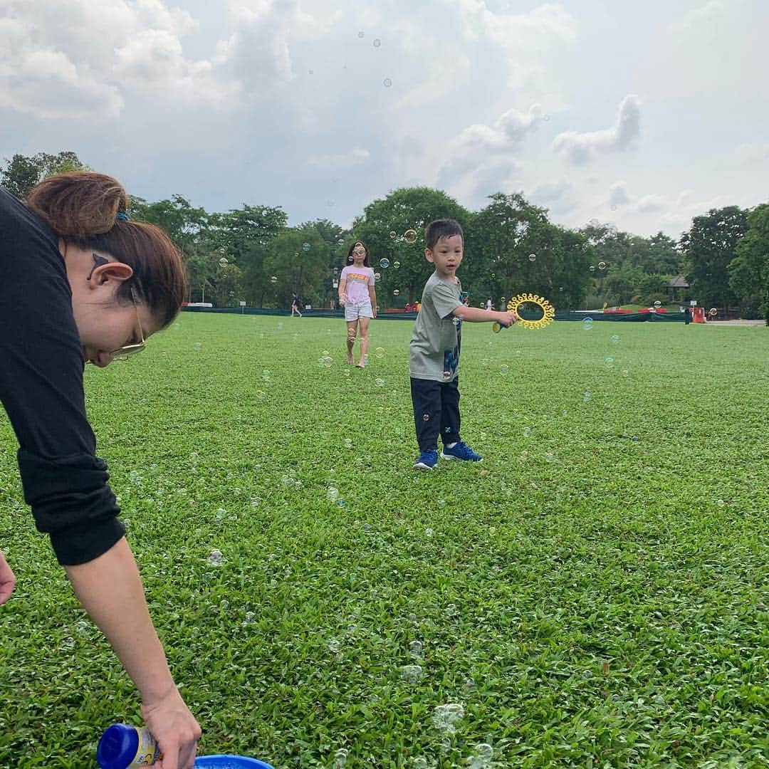 ビビアン・スーさんのインスタグラム写真 - (ビビアン・スーInstagram)「天氣這麼好，不來植物園就可惜了！來，大家一起吸收維他命D，曬太陽行光合作用🤣 #有朋自遠方來當然是肉骨茶 #新加坡 #botanic garden」5月4日 17時52分 - vivianhsu.ironv