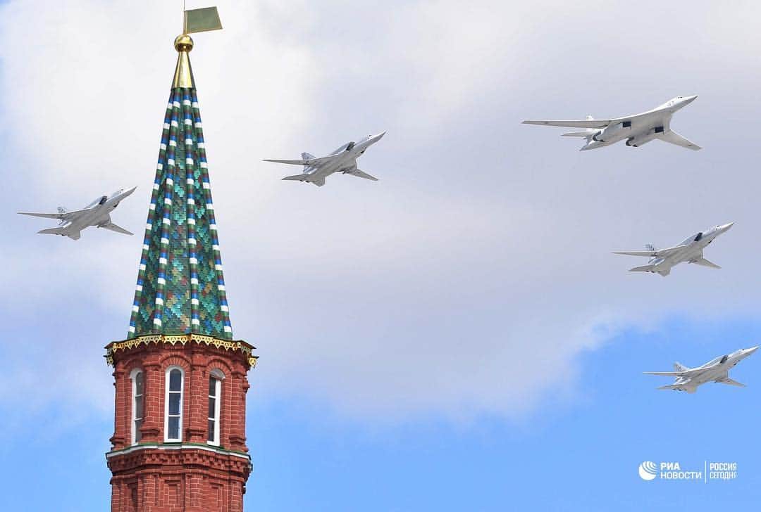RIAノーボスチさんのインスタグラム写真 - (RIAノーボスチInstagram)「В Москве прошла репетиция воздушной части парада Победы. Самые яркие кадры - в нашей фотоленте ✈️」5月4日 17時55分 - ria_novosti