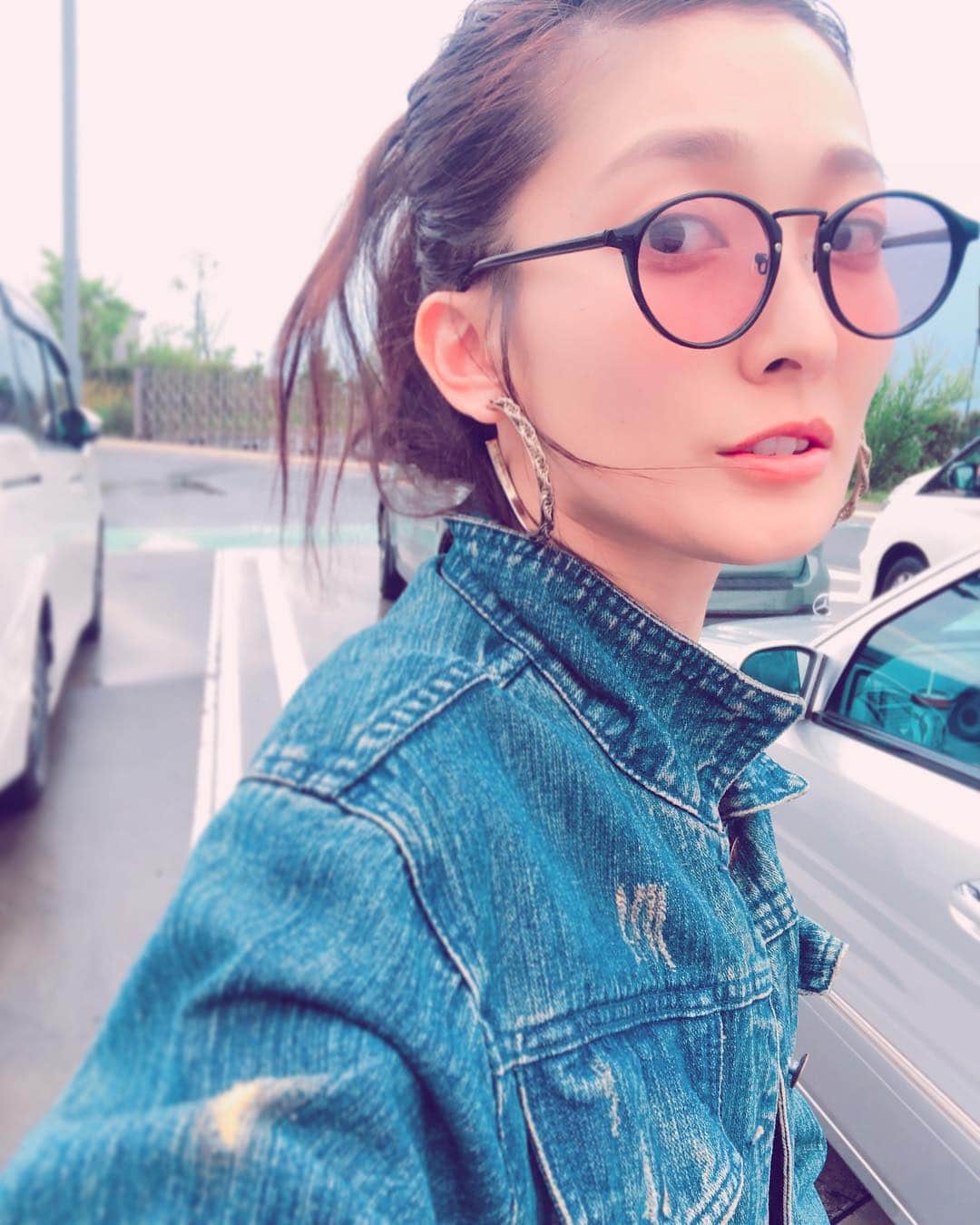 のインスタグラム：「driving day🚘  #きょうは #運転手  #豪雨 #雷 #稲光 #こわかった #とてもこわかった  #完全なるオフモード #サングラスって便利 #サービスエリアで買い物しすぎて凹むママ 笑」