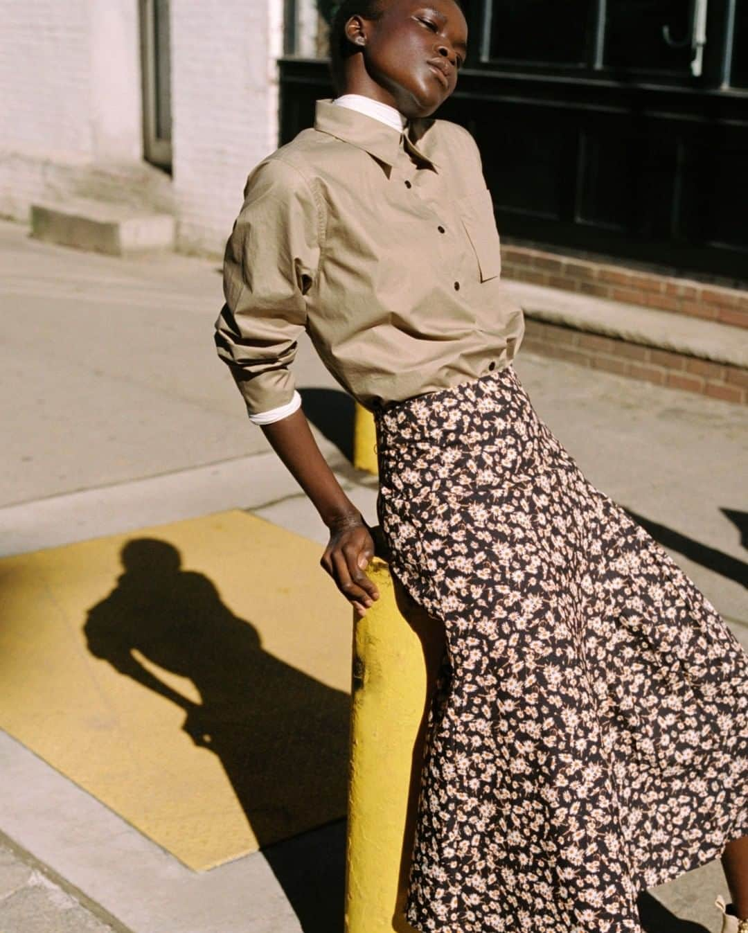 リカさんのインスタグラム写真 - (リカInstagram)「Summer in the City 💛| @cute_cent_ wearing the Blake Shirt and the Rick Skirt #nyc #silhouettes #layers #rikawoman」5月4日 18時00分 - rikastudios_