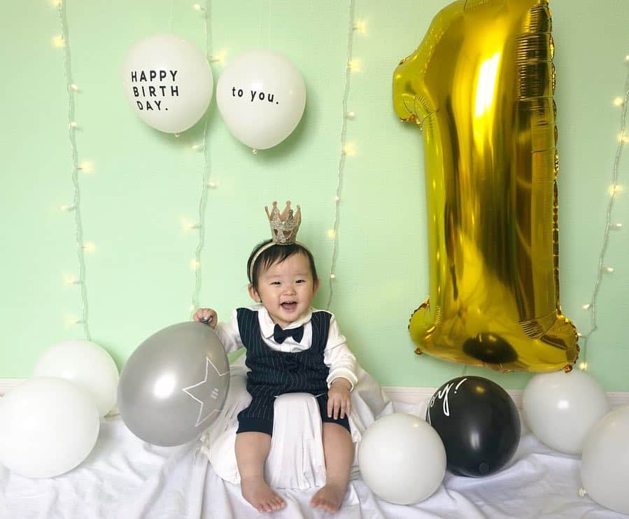 ᴋᴀɴᴀᴋöさんのインスタグラム写真 - (ᴋᴀɴᴀᴋöInstagram)「Happy ❶st Birthday🎂Len ① 蓮くんの 1歳のお誕生日の お祝いをしました🎂🎁🎉🎈 * #一升餅 は… 重くて 泣いちゃったけど、すぐ泣き止んで、お餅を 背負いながら、ハイハイして 風船を 追いかけてた笑🎈 * #選び取り は… 迷わず『筆』を選びました🖌 文学・芸術の 才能ありだって✨ 将来 何になるか楽しみ👨🏻‍🎨👨🏻‍🎓👨🏻‍🏫🕵🏻‍♂️ * 家族みんなの 癒しBOY👶🏻✨ 大好きだよーー❤️ * #誕生日お祝い#1歳誕生日#1歳バースデー#happybirthday#おめでとう#riorukaren_movies_」5月4日 18時11分 - kanakokko_34_