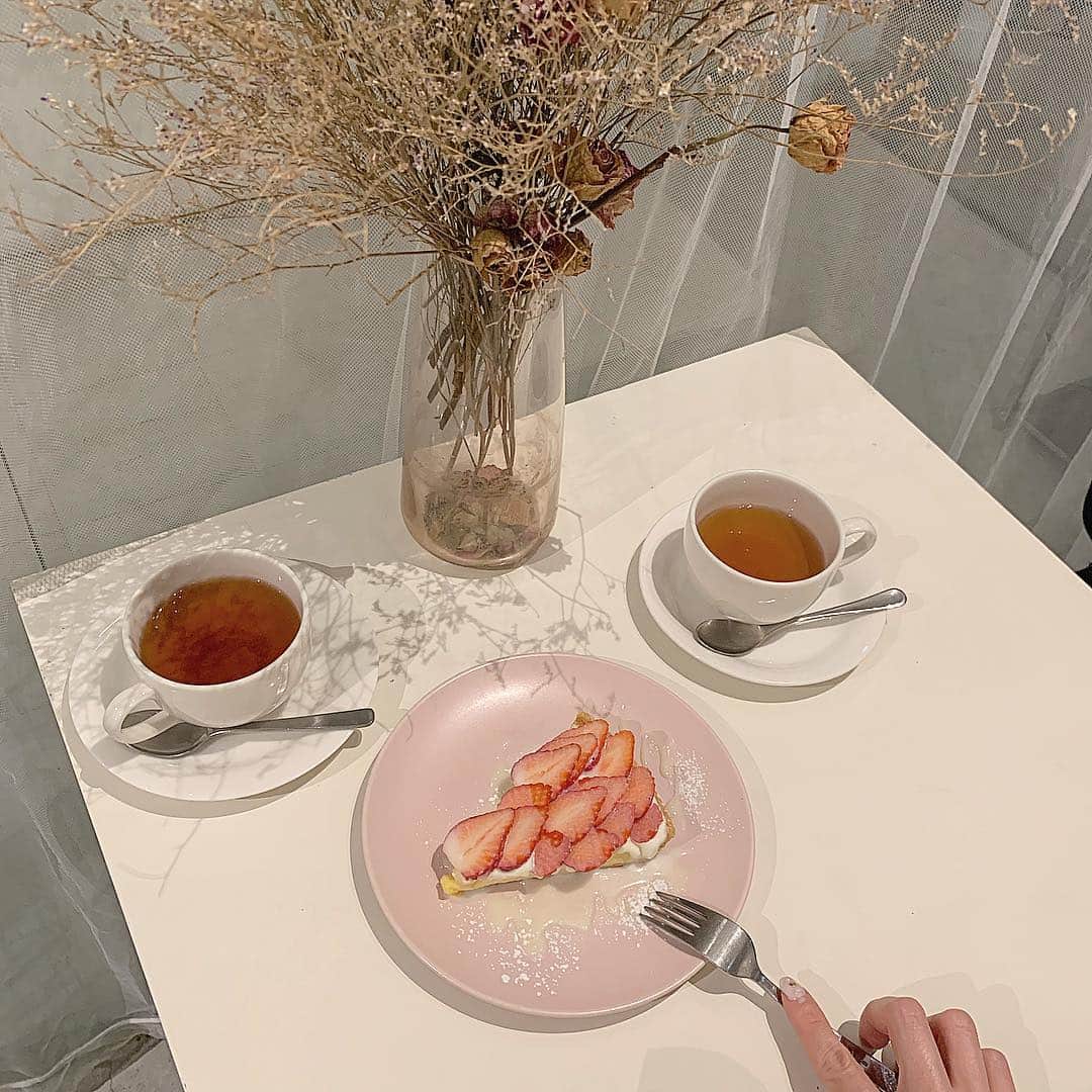 ひこ乃さんのインスタグラム写真 - (ひこ乃Instagram)「🍓 大阪𝒸𝒶𝒻ℯ ⠀ ⠀ すごくタイプだったカフェ☕︎ 韓国っぽかった❤︎ いちごのタルトに練乳かかってて最高すぎ𓅸⠀ ⠀ #大阪カフェ#cafemode#milleapic」5月4日 18時11分 - hikono0909