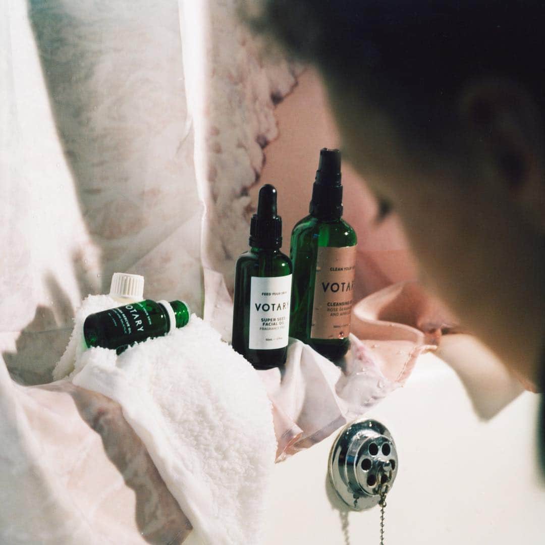 AnOther Magazineさんのインスタグラム写真 - (AnOther MagazineInstagram)「Could this oil-only regime be the answer to your skincare prayers? Find out about @votarylondon on anothermag.com ✨⁣⠀ ⁣⠀ 📷 by @daisywalker, set design by @phoebeshakespeare」5月4日 18時06分 - anothermagazine