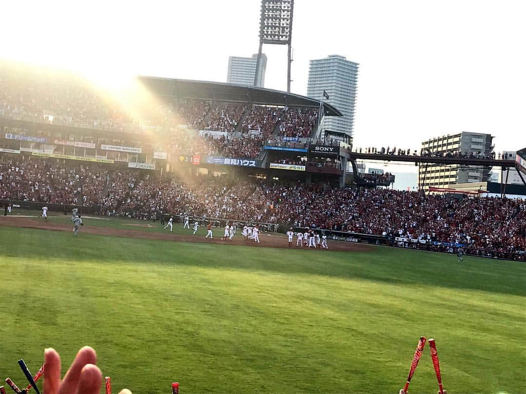 ゴッホ向井ブルーさんのインスタグラム写真 - (ゴッホ向井ブルーInstagram)「カープサヨナラ勝ち！！！！！！！バティスタが決めました！！山本さんと一緒に三連勝です！！！痺れる試合だった。。」5月4日 18時08分 - goghmukai