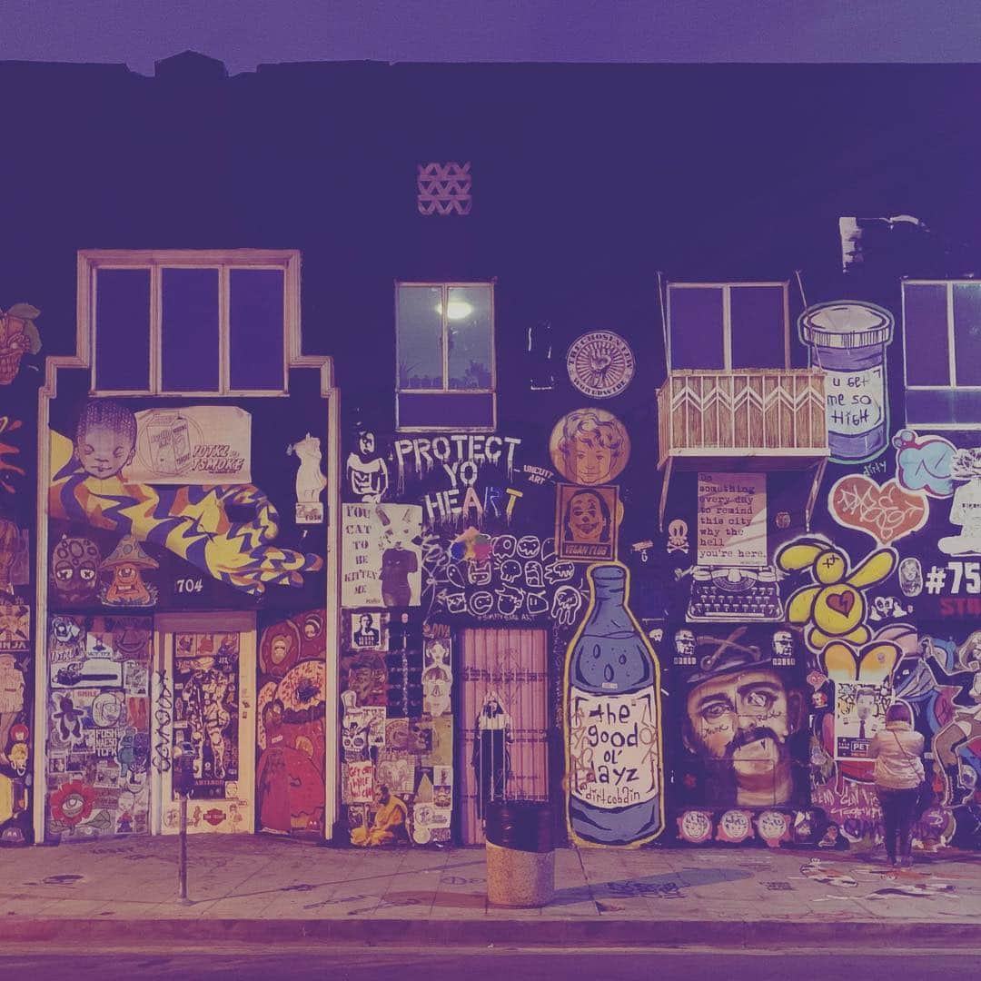 マシュー・チョジックさんのインスタグラム写真 - (マシュー・チョジックInstagram)「👟 #散歩中 #ロスアンゼルス #落書き #whilewalking #graffiti #LA #らくがき」5月4日 18時13分 - matthew_chozick