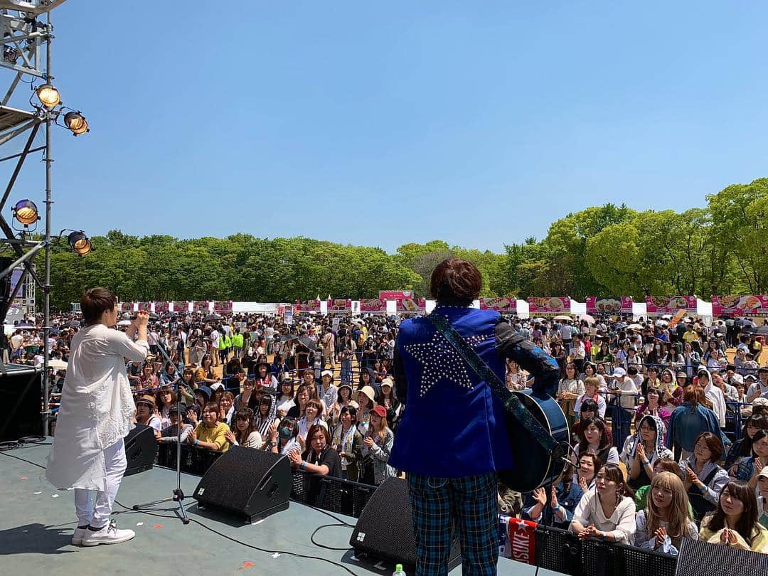 ヨースケコースケのインスタグラム：「【ヨースケコースケ 餃子フェス1部】  ヨースケコースケ餃子フェス 1部終了し、これから2部が始まります！！ 1部は快晴の気持ち良い夏日に沢山の笑顔が見れました！！ 2部、夕暮れ時も大阪城公園太陽の広場で一緒に楽しみましょう！！ #餃子フェス #大阪 #ヨースケコースケ」