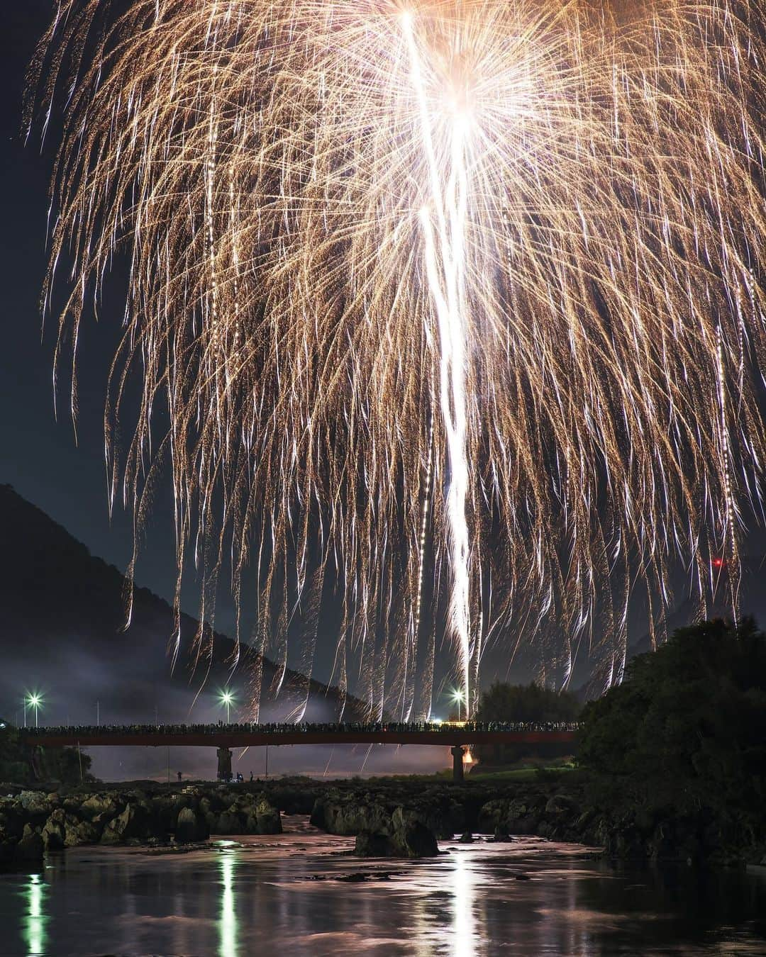 Takefumi Tezkaのインスタグラム：「✴︎今年初の花火撮影📸🎇 ✴︎ ✴︎ご一緒した皆様お疲れ様でした😊🙏🏻✨ ✴︎ ✴︎撮影も良いけど待ち時間の楽しさも花火撮影の魅力（笑） ✴︎ 兵庫県 ✴︎ #igshotz#inspiring_shot #awesomeglobe #awesome_earthpix#worldprime #awesomeearth#whpnaturallight #wonderful_places#beautifuldestinations #earthpix #earthfocus #hubs_united#earth_shotz#awesome_photographers  #earthofficial #fantastic_earth#discoverearth#日本#japan#花火#闘竜灘#PENTAX」