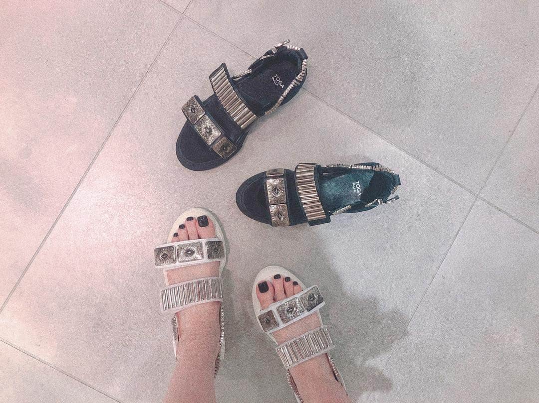 ソンミさんのインスタグラム写真 - (ソンミInstagram)「3年前から買うか迷ってたサンダルをようやく迎えてきました♡  早く履きたいな。  #shopping #shose #fashion #toga #holiday #gw」5月4日 18時23分 - sonchan0111