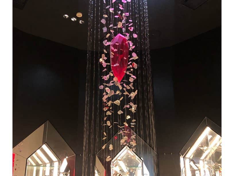 内田敦子さんのインスタグラム写真 - (内田敦子Instagram)「GWに唯一お出かけした場所が﻿ ARTNIAです🧚‍♀️✨﻿﻿ ﻿﻿ 超面白いゲームをたくさん作っている会社﻿﻿ スクウェア・エニックスが運営する﻿﻿ カフェ兼グッズショップです👑﻿﻿ ﻿﻿ グッズは、﻿﻿ キングスライムのマグカップと﻿﻿ スライムクッキー(自宅で並べてみた)を購入✨﻿ ﻿﻿ 店内の﻿﻿ ファイナルファンタジーのクリスタル空間が﻿﻿ めちゃくちゃ幻想的で﻿﻿ 終始うっとりしてました〜😍💕﻿﻿ ﻿﻿ カフェも利用しようと列に並んだのですが、﻿﻿ 連休中だけに激混み…。﻿﻿ ﻿﻿ 友達とその子供と行ったので、 お腹を空かせたちびっ子を待たせるのは可哀想で スライムパンケーキは諦めました…😢﻿﻿ ﻿﻿ 次こそはリベンジ‼︎﻿﻿ ﻿﻿ #ARTNIA #アルトニア #ドラゴンクエスト #ドラクエ #dragonquest #スライム #キングスライム #ファイナルファンタジー #finalfantasy #dq #ff #スクウェアエニックス」5月4日 18時33分 - atsuko_uchida1205