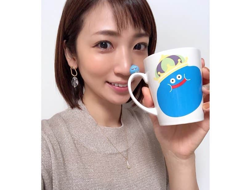内田敦子さんのインスタグラム写真 - (内田敦子Instagram)「GWに唯一お出かけした場所が﻿ ARTNIAです🧚‍♀️✨﻿﻿ ﻿﻿ 超面白いゲームをたくさん作っている会社﻿﻿ スクウェア・エニックスが運営する﻿﻿ カフェ兼グッズショップです👑﻿﻿ ﻿﻿ グッズは、﻿﻿ キングスライムのマグカップと﻿﻿ スライムクッキー(自宅で並べてみた)を購入✨﻿ ﻿﻿ 店内の﻿﻿ ファイナルファンタジーのクリスタル空間が﻿﻿ めちゃくちゃ幻想的で﻿﻿ 終始うっとりしてました〜😍💕﻿﻿ ﻿﻿ カフェも利用しようと列に並んだのですが、﻿﻿ 連休中だけに激混み…。﻿﻿ ﻿﻿ 友達とその子供と行ったので、 お腹を空かせたちびっ子を待たせるのは可哀想で スライムパンケーキは諦めました…😢﻿﻿ ﻿﻿ 次こそはリベンジ‼︎﻿﻿ ﻿﻿ #ARTNIA #アルトニア #ドラゴンクエスト #ドラクエ #dragonquest #スライム #キングスライム #ファイナルファンタジー #finalfantasy #dq #ff #スクウェアエニックス」5月4日 18時33分 - atsuko_uchida1205