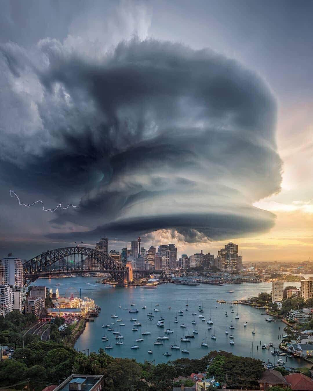 Canon Photographyさんのインスタグラム写真 - (Canon PhotographyInstagram)「A furious thunderstorm moves into Sydney.  This image is a photo manipulation!  Digital Art | @shavnore  #sydney #australia #seeaustralia #thunderstorm #lightning #supercell」5月4日 18時35分 - cpcollectives