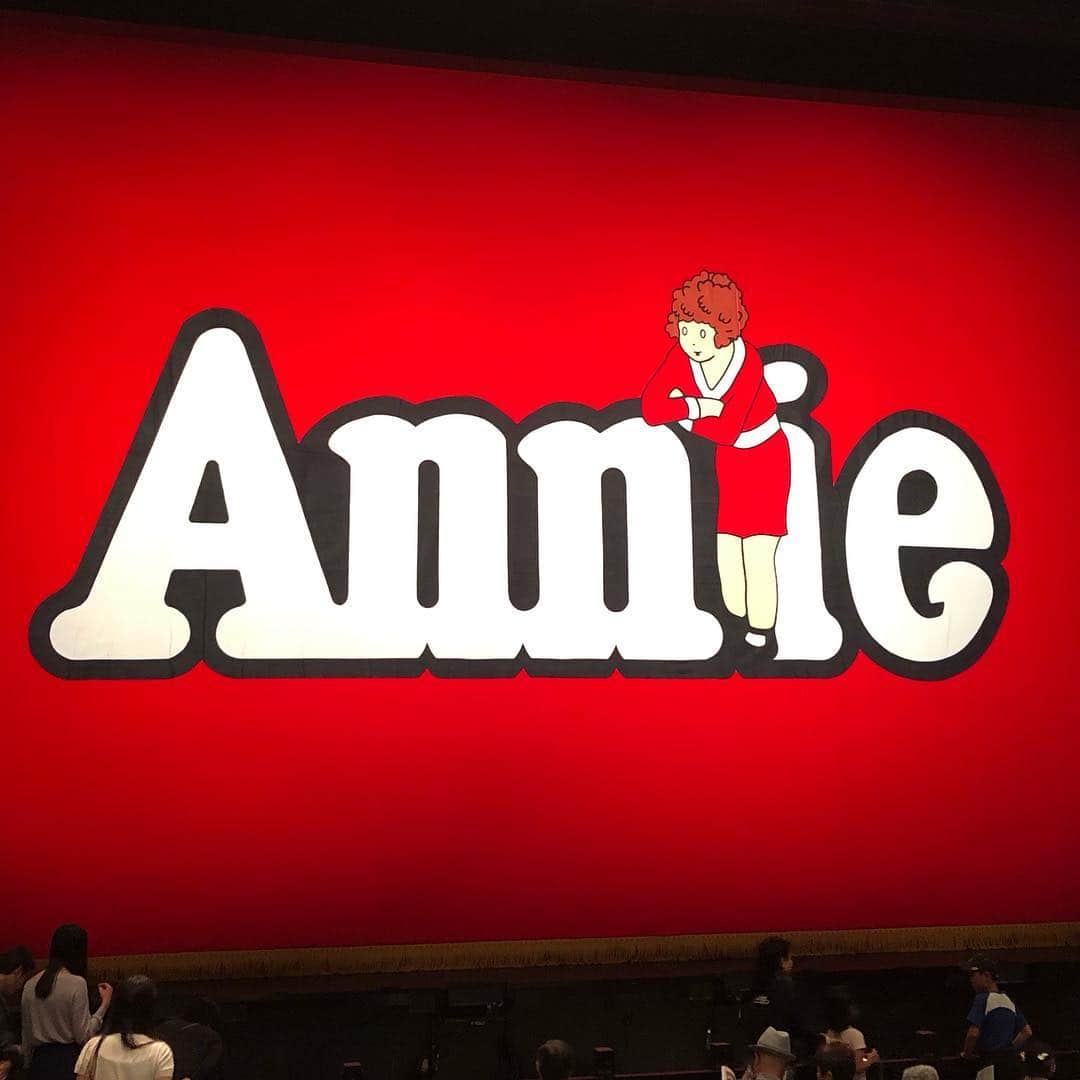 のインスタグラム：「🎶 姪っ子ちゃんとAnnie観劇！ あたすだけなぜか涙。 そして、 タピオカミルクティにハマってる、 姪っ子ちゃんの希望で アノ大行列に並んだ💦 #annie  #アニー #musical  #姪っ子ちゃん1号  #タピオカミルクティー  #ごんちゃ」