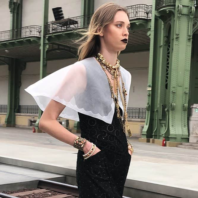 ペニーレ・タイスベックさんのインスタグラム写真 - (ペニーレ・タイスベックInstagram)「Another favorite look from yesterday’s @chanelofficial cruise show.  I love the contrast of the soft lace cape together with the chunky chains - so playful and chic🖤  #chanelcruise」5月4日 18時44分 - pernilleteisbaek