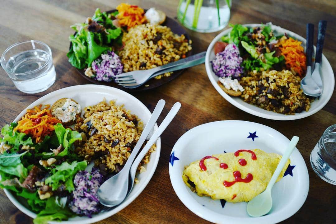 のインスタグラム：「昨日はお友達が来てくれたので、おうちランチしました✨ お花もありがとう🌸 . . ランチは、BBQで頂いたお肉のチャーハン、お野菜サラダetc... 寝起きに息子くんが、「オムライス、作ってよう！」と発したのを聞いてパパと、えっ！？めちゃくちゃ文章が上手になってる！！と感動したのではんなオムライスにしました❤️ . . オムライスブーム到来。私と一緒やなー。笑  #instagood #instafood #lunch #オムライス #リクエスト #cute #hanna #みさこクッキング」