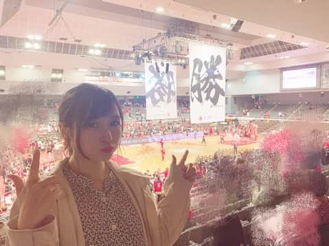 中崎絵梨奈さんのインスタグラム写真 - (中崎絵梨奈Instagram)「千葉-栃木 GAME1は #千葉ジェッツふなばし の勝利！！！ 本気だからこそ、強い気持ちがあるからこそ生まれる熱さが凄かったです！ここまでくるとやはり両チームオフェンス力、ディフェンス力共にあっぱれ！でした！明日が勝負！！  #中﨑絵梨奈のドバッとBリーグ観戦記録   #Bリーグ #新時代の頂へ #セミファイナル #Bリーグ  #Bリーグ観戦 #bleague #バスケ #バスケットボール #スポーツ観戦女子 #バスケ好きな人と繋がりたい #スポーツ観戦 #バスケ女子 #japan #basketball #スポーツ #sports #アイドル #中崎絵梨奈 #ぷに子」5月4日 18時51分 - chu_erina