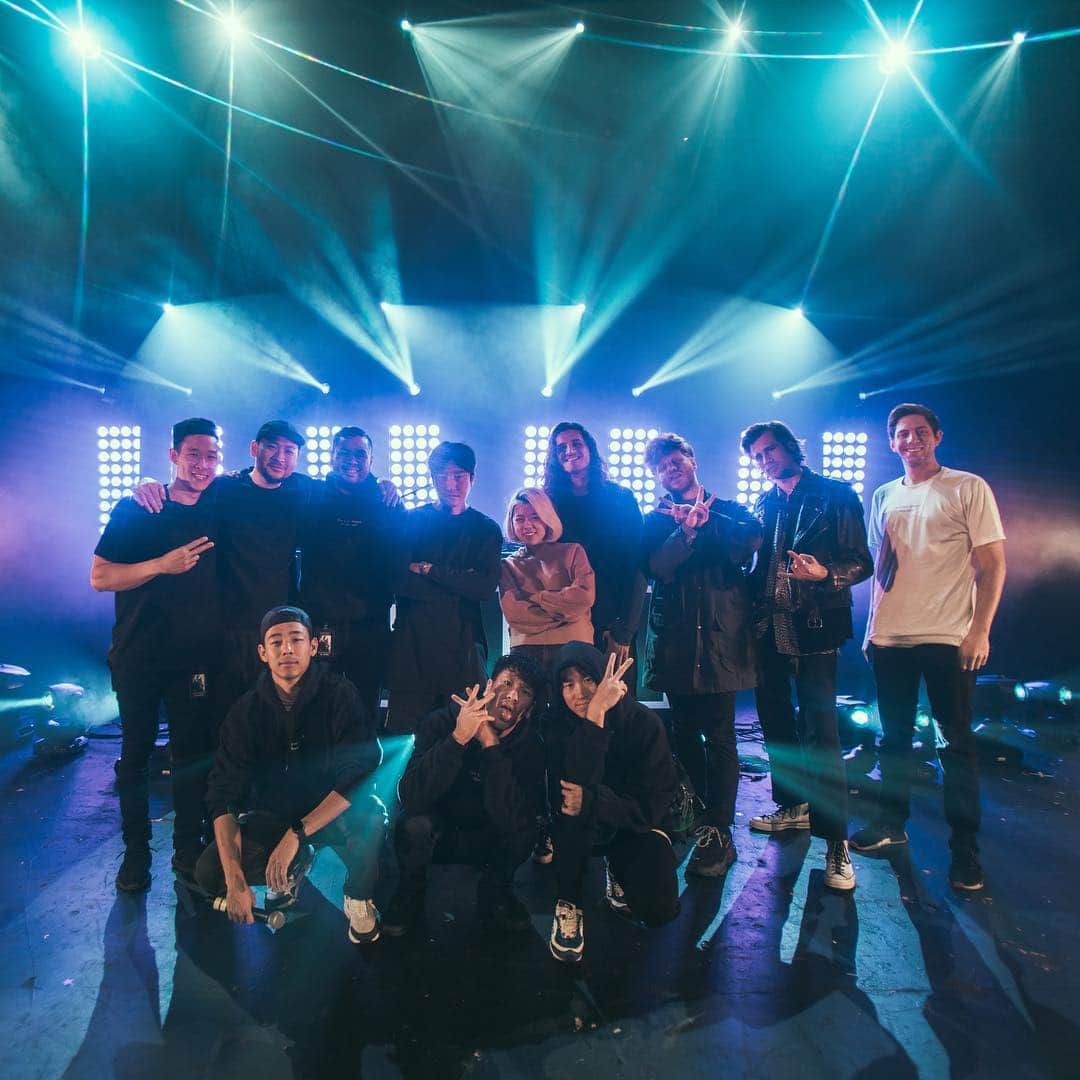 TABLO さんのインスタグラム写真 - (TABLO Instagram)「Each member of this crew gave up a month of their lives to help us put smiles on people’s faces. S/o to the best artist management ever @enmgmt, tour management guru @seductivejesus, lighting god @maxweisen, best all around dude @scumgelo, genius on the camera @bobo.xxndigo, hair/makeup queen @_jennysorakong, beautiful artist @yoshiflower, and the just-too-handsome @dylanpea. It’s rare to meet such good hearted people, let alone have the pleasure of working with them. 🙏🏻🙏🏻🙏🏻 #epikhigh2019tour」5月4日 18時54分 - blobyblo
