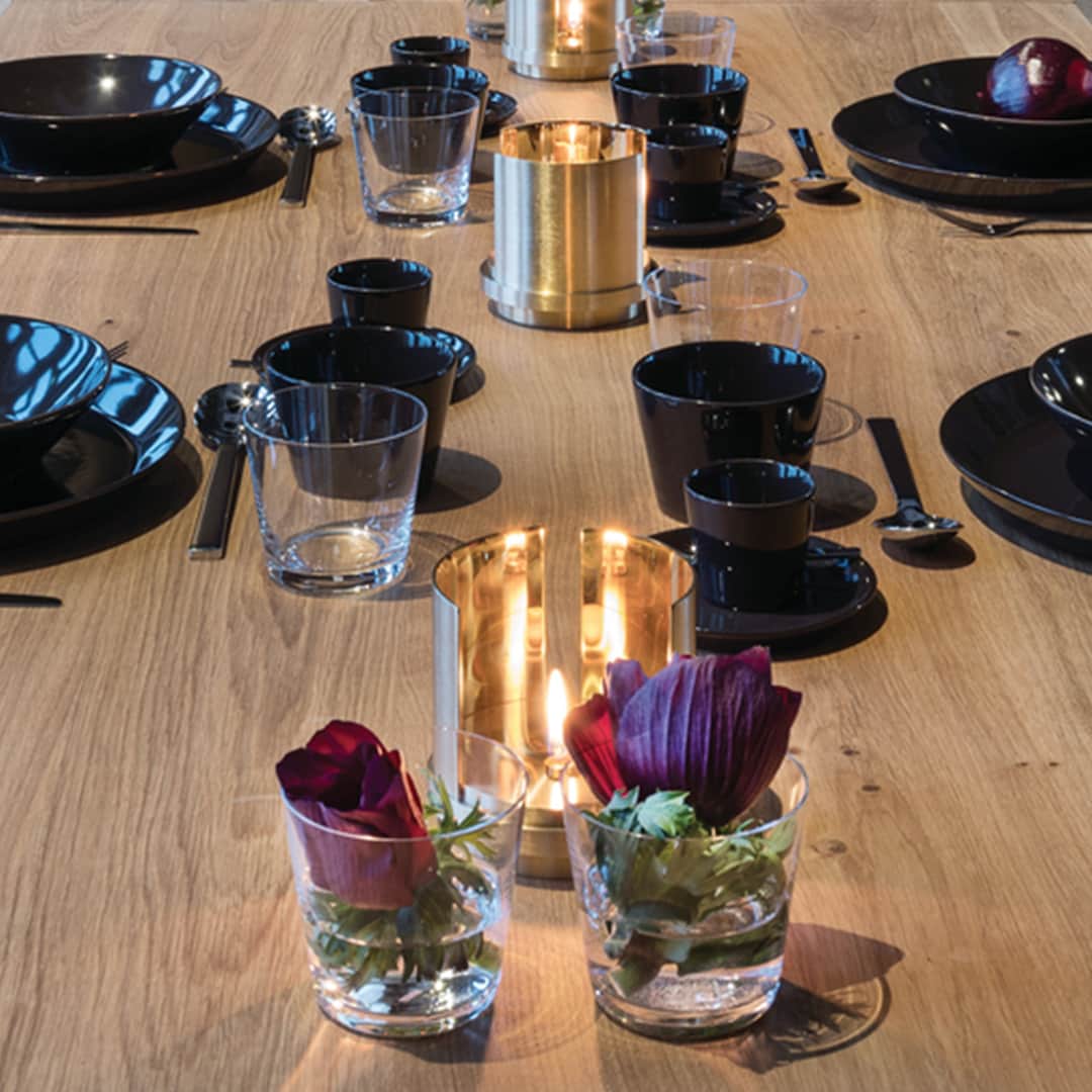 アレッシィさんのインスタグラム写真 - (アレッシィInstagram)「Inspired by the chromatic intensity of Japanese lacquers, the black line of #Tonale tableware is ideal for a modern yet refined table setting. Designer: #DavidChipperfield. 📸 by @patrik_lindell」5月4日 19時05分 - alessi_official