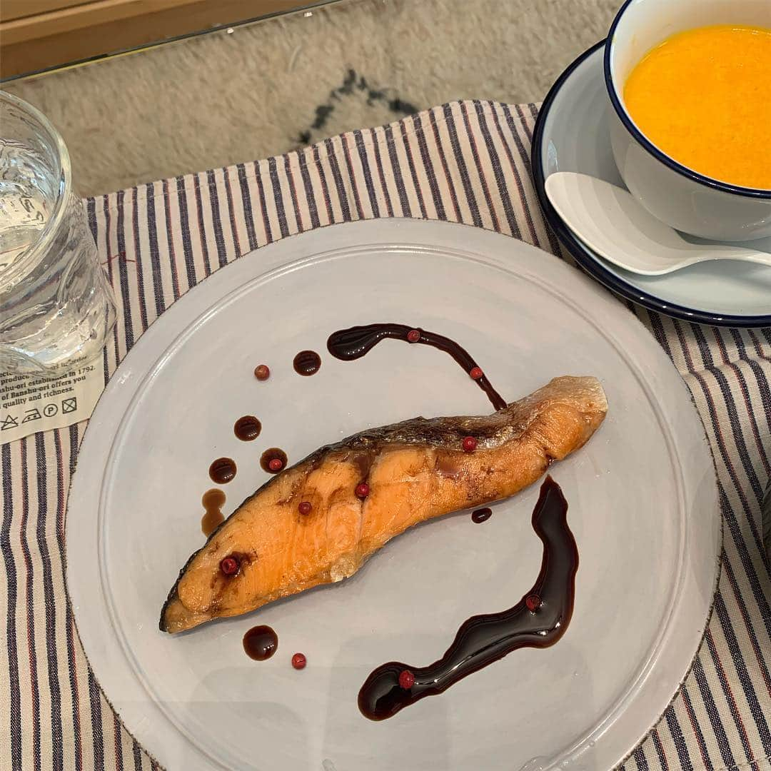 Rihwaさんのインスタグラム写真 - (RihwaInstagram)「Carrot + Soymilk Soup🧡🥕🥛 Salmon with maple vinegar🧡❤️🐟サーモン焼いた後に、洋風にしよう！と思ってバルサミコ酢かけたら激ウマだった！😍🧡💛 #Rihwa #Rihwaskitchen #焼いただけ #混ぜただけ #バルサミコ酢 #ちょっと出し過ぎた笑」5月4日 18時59分 - rihwa_official