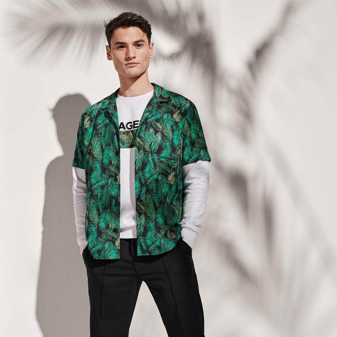 カールラガーフェルドさんのインスタグラム写真 - (カールラガーフェルドInstagram)「For your next getaway 🌴 Bright, bold prints are a sure way to make a statement. Discover the exclusive collection, now available only on @zalando. #KARLLAGERFELD」5月4日 19時13分 - karllagerfeld