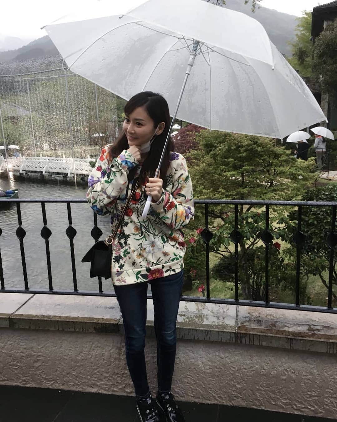 杉原杏璃さんのインスタグラム写真 - (杉原杏璃Instagram)「旅行へ～  今日からしばらくG.Wのおやすみを^ ^  ガラスの森美術館 に家族で！！ 雨予報だったっけ☂️？ 山の上は天気が変わりやすいのかねぇ💦  雨の中。。。 綺麗でした✨  #japan  #LOVE  #love  #instagood  #YOLO  #new  #look  #follow  #happy  #fun  #funny 　#smile  #beauty  #swag  #girl  #girls  #me  #fashion  #アンラブ  #グラビア  #アイドル  #グラドル  #グラビアアイドル  #anrisugihara  #杉原杏璃」5月4日 19時06分 - anri.sugihara.anri