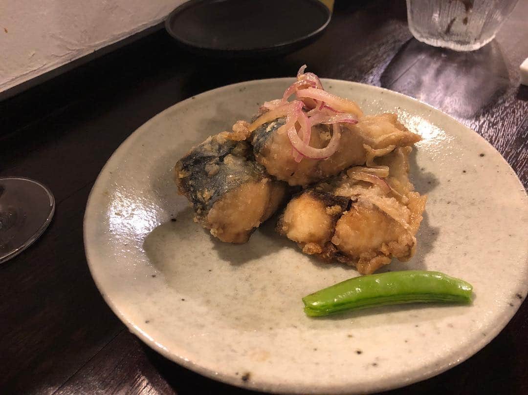 のインスタグラム：「ㅤㅤㅤ ㅤㅤㅤ お通しでやられる @tabletomato は、 伊豆に行くたび毎度お邪魔してるのだけど いつもいつも混んでいて「お客様を呼ぶお客様」って 店主のやまちゃん @yamangohan に 言ってもらえて嬉しい❤️ 最後の2品がお通しなのだが、毎度お通し撮ったあと 食べるのに必死で撮るの忘れてしまうこと多し。 下田に行く際は是非行ってもらいたいお店🤤 ライターやまちゃんの #おじさん酒場 も必見だよ📚」