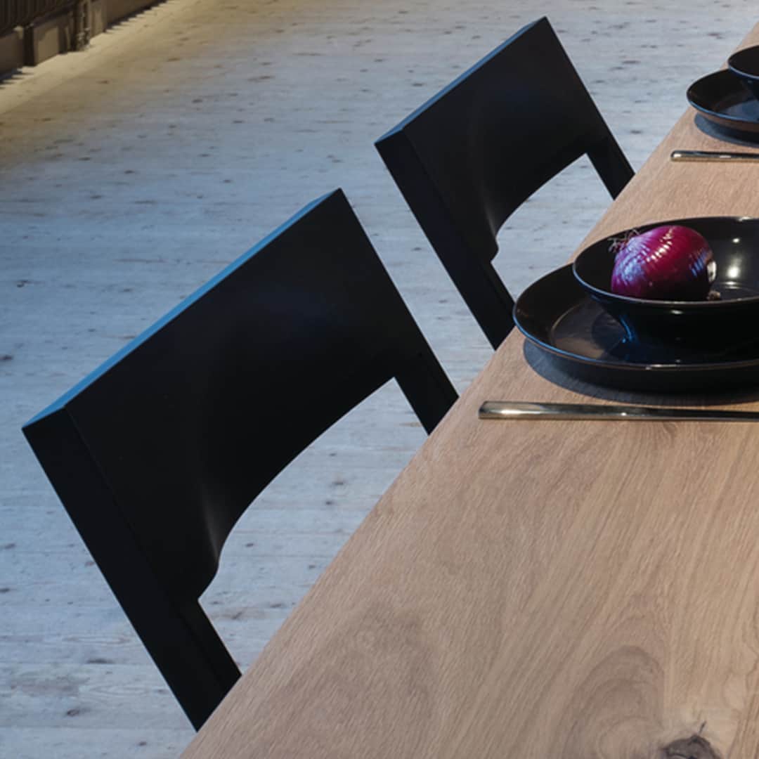 アレッシィさんのインスタグラム写真 - (アレッシィInstagram)「#Tonale tableware and #Piana folding chairs are examples of David Chipperfield’s design. Simple, striking objects that transform their surroundings. 📸 by @patrik_lindell」5月4日 19時10分 - alessi_official