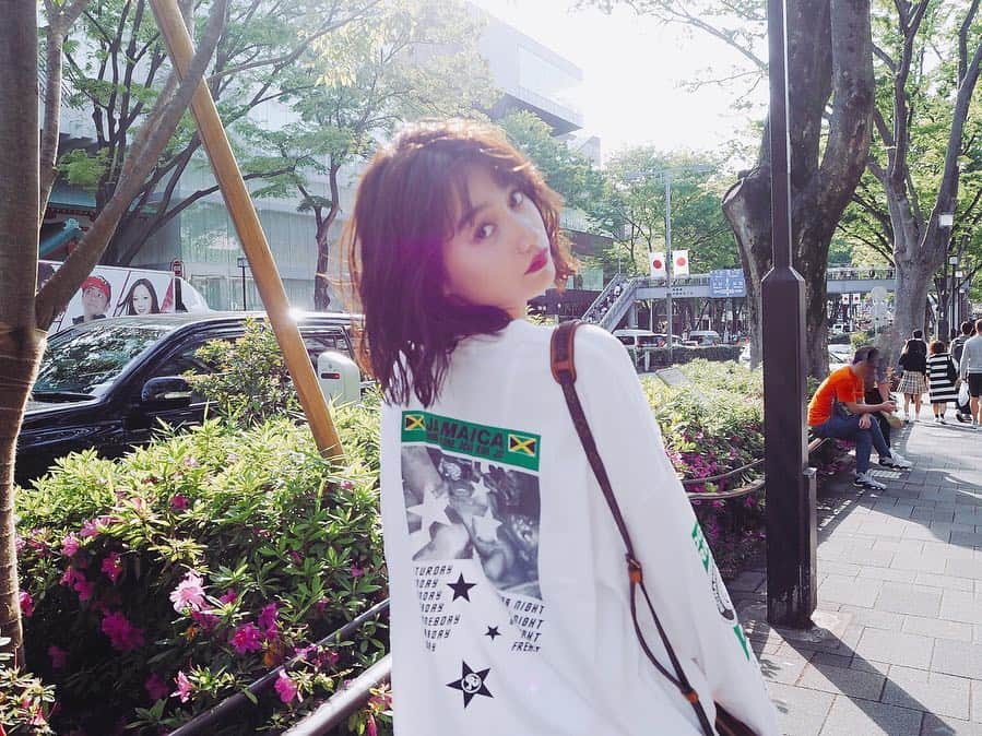 武田あやなさんのインスタグラム写真 - (武田あやなInstagram)「. 後ろのロゴ🇯🇲 見えづらいけど（笑） 刺激がキイテマス🤯💥 すわいぷ☞ ☞ #richardson #wearrichardson  #portraitgirl #japanesegirls #coregraphy #selfie_time  #japan_portrait_club #me #photomodels #grungeoutfits  #streetsnapshot #bonjourrecords  #redlipstic #赤リップ  #リチャードソン #アンニュイ  #おフェロ #黒髪ボブ  #東京センチメンタル #その瞬間に物語を  #スクリーンに恋して #ポトレのセカイ #ポトレ女子 #お洒落女子  #インスタ女子 #セルフィ #セルフィー女子 #ストリート系女子  #ストリートコーデ #表参道映え」5月4日 19時15分 - ayanatakedaa