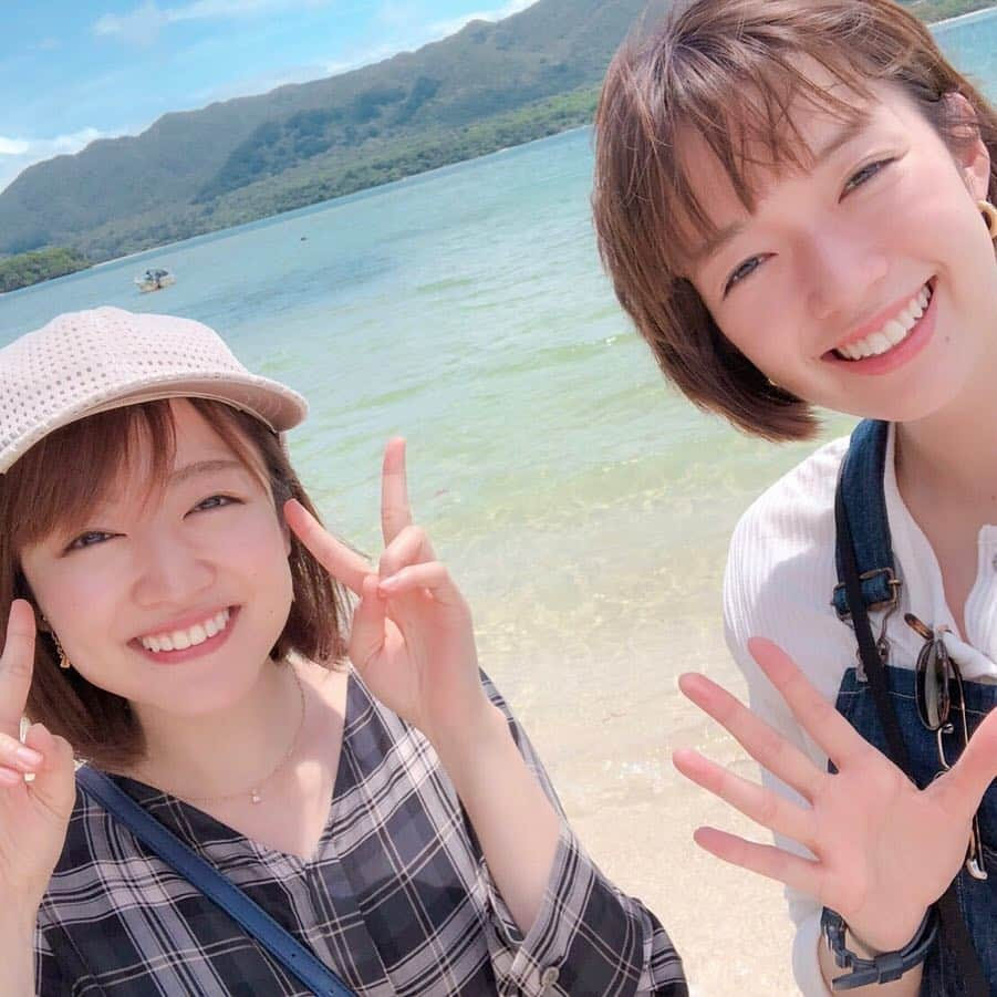 滝菜月さんのインスタグラム写真 - (滝菜月Instagram)「栞里さんと旅に出てました。  セルフタイマーで 飛んでる写真を撮るのは難しい。  わざとじゃないんです。 少なくとも1枚めは、 本当にわざとじゃないんです。笑  最後の写真は 知らない誰かの素敵な作品。 砂浜に残ってました(^^) #宮古島 #旅のしおり #佐藤のしおり #良い休日でした」5月4日 19時17分 - taki_natsuki