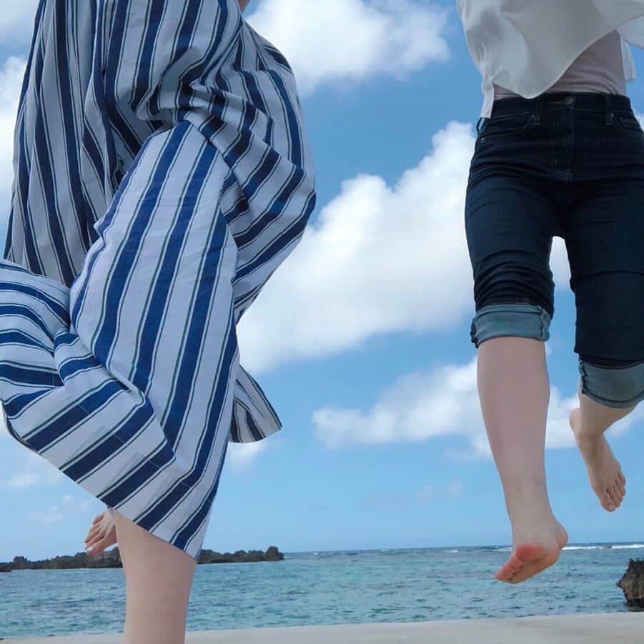 滝菜月さんのインスタグラム写真 - (滝菜月Instagram)「栞里さんと旅に出てました。  セルフタイマーで 飛んでる写真を撮るのは難しい。  わざとじゃないんです。 少なくとも1枚めは、 本当にわざとじゃないんです。笑  最後の写真は 知らない誰かの素敵な作品。 砂浜に残ってました(^^) #宮古島 #旅のしおり #佐藤のしおり #良い休日でした」5月4日 19時17分 - taki_natsuki