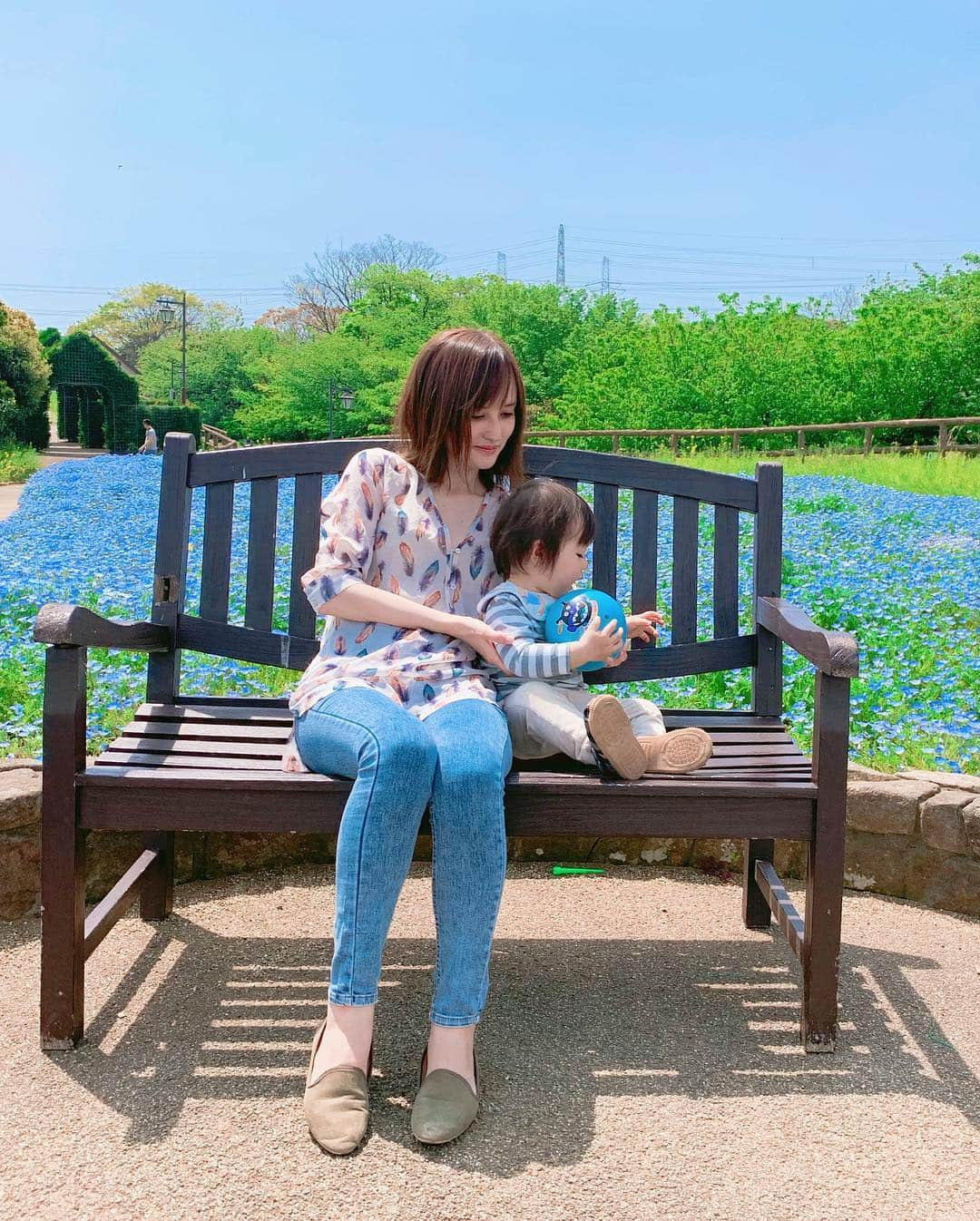 奥山絵里奈さんのインスタグラム写真 - (奥山絵里奈Instagram)「#横須賀 の#くりはま花の国 に行ってきました〜！ 広大すぎる敷地でもはや登山で大変でした😵 #ゴジラのすべり台 目当てで行ったのですが途中に綺麗な#ネモフィラ スポットがあって、綺麗でした〜💠 ネモフィラの花畑の中にベンチがあって素敵💕 #ローラー滑り台 もあり久々に息子と滑ったのですが、お尻が死ぬ程痛くて後悔🤣 大人の体重だと無理なのかも笑 子供は嬉しい公園だと思います〜🤗 #ゴジラ #godzilla #japantrip #japantravel #子供とお出かけ #子連れ旅行 #japanfocus #nemophila #ママと繋がりたい #1歳5ヶ月 #神奈川観光」5月4日 19時20分 - erinaokuyama