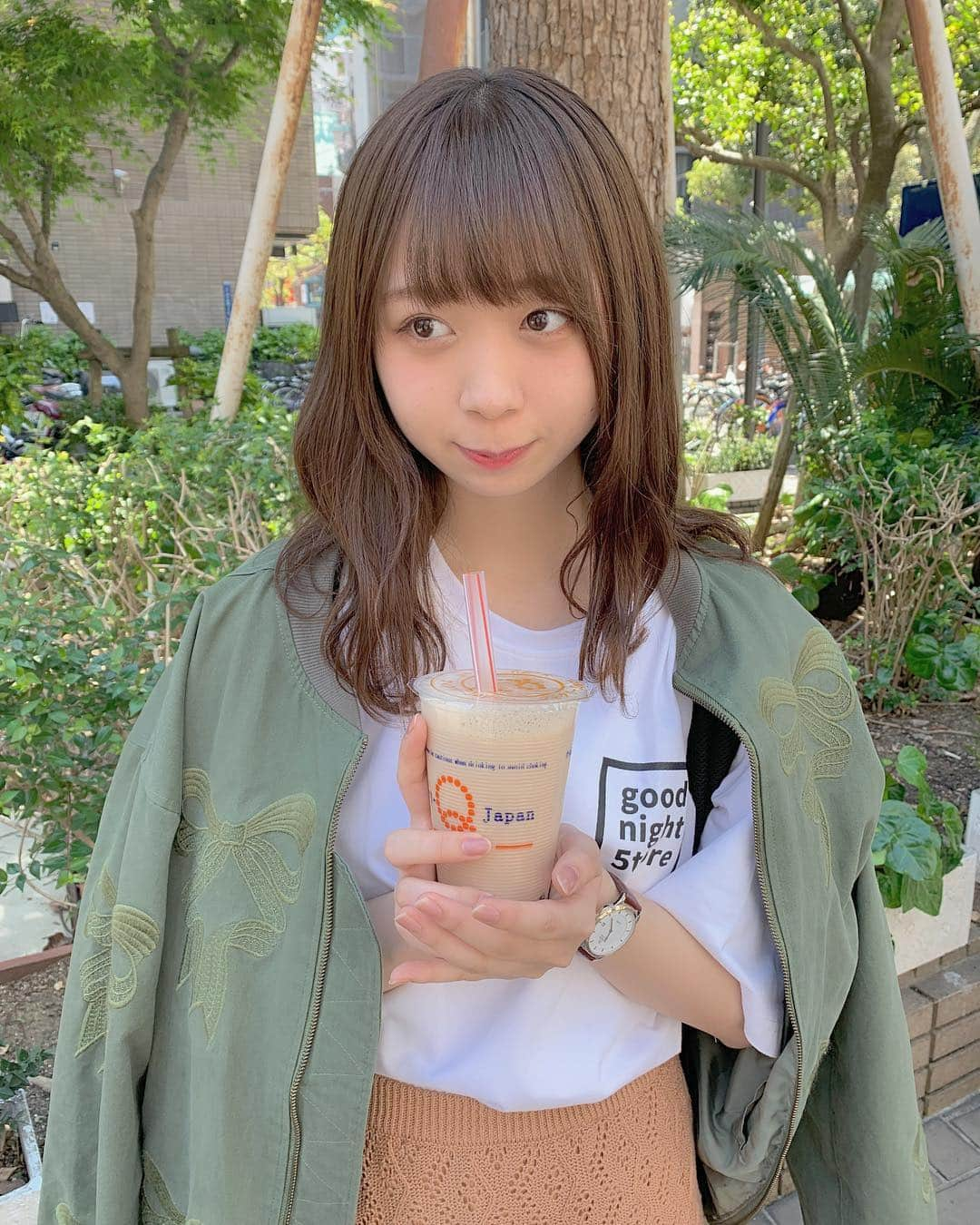 松田美里さんのインスタグラム写真 - (松田美里Instagram)「心斎橋 アメリカ村のクィクリー💋タピ  広島から大阪に通っていた中学生2年生のみりちゃん、 人生で初めてタピ飲んでみたのここなんじゃけど当時苦手だったんよね いつもメンバーとここに来ても タピオカ抜きドリンクをわざわざ買ってました👯‍♀️  今では考えられんなあ👯‍♀️  でもそれも良い思い出です 大阪は アメ村はみりの思い出が詰まった街やわ そしてそんな本日はデビュー3周年です。ありがとう   @mimitoujours #mimitoujours #mimitoujours_style @loborjapan#loborjapan」5月4日 19時30分 - miri_matsuda